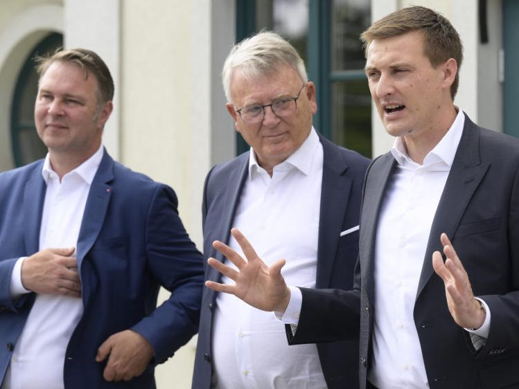 SPE-Spitzenkandidat zur EU-Wahl Nicolas Schmit (M.), SPÖ-Chef Andreas Babler und SPÖ-NÖ-Chef Sven Hergovich (R.)