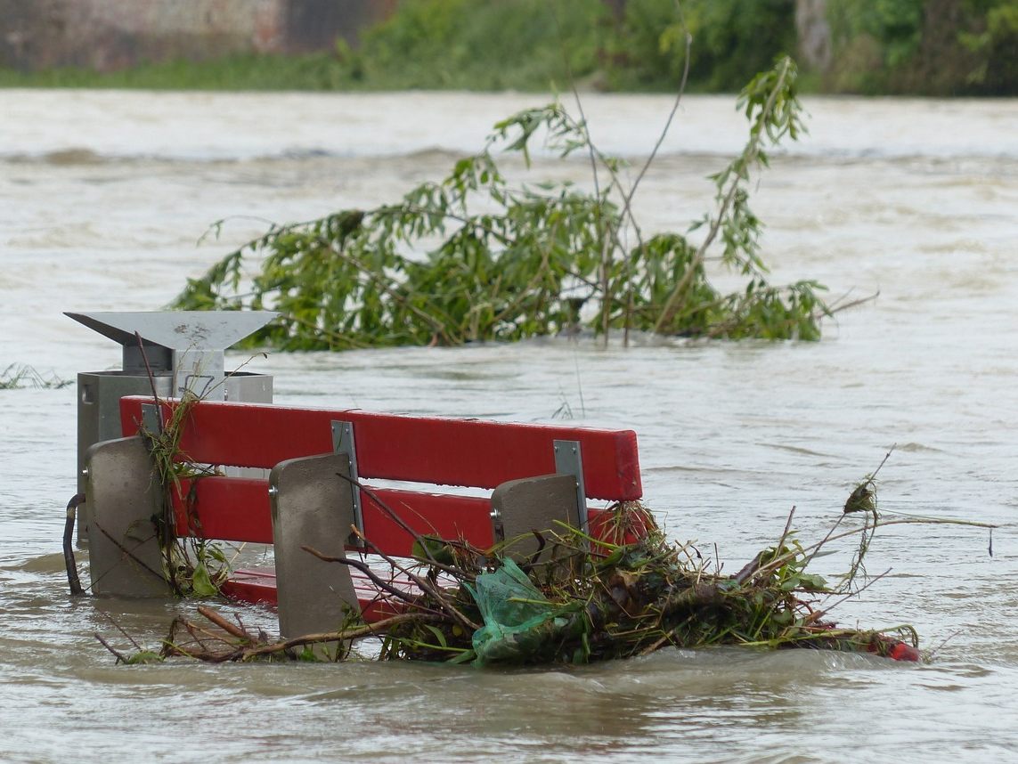 Überschwemmungen und Dürren verringern die Wasserqualität.