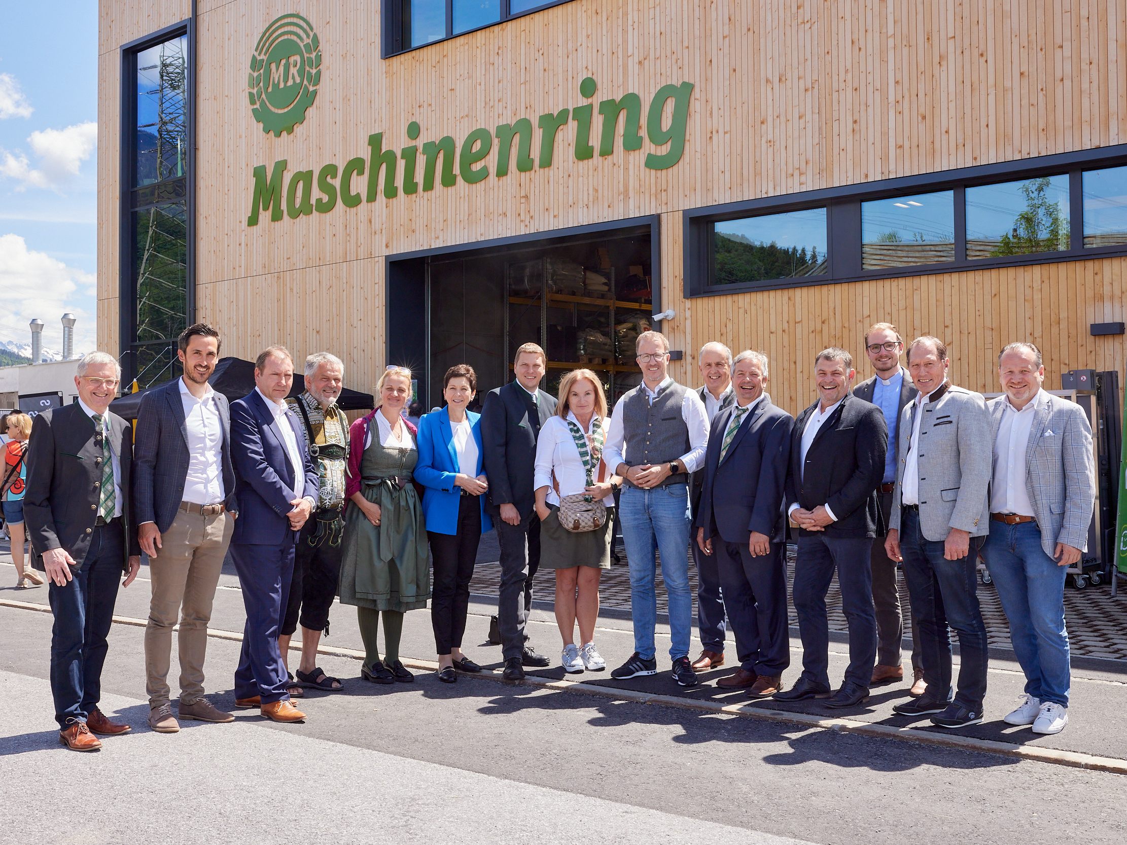 Feierten die Eröffnung des Maschinenrings Oberland in Bludesch: Christian Angerer (Landesobmann Maschinenring Tirol), Mario Bischof (Geschäftsführer i+R Industrie- & Gewerbebau), Hans Peter Werderitsch (Vorstandsvorsitzender Maschinenring Personal und Service eGen / MRPS), Ing. Armin Schwendinger (Landesobmann Maschinenring Vorarlberg), Franziska Fröschl (Maschinenring Bundesobmann-Stv.in), Andrea Schwarzmann (Landesbäuerin), Franz Xaver Broidl (Maschinenring Bundesobmann, Vorstandsvorsitz-Stv. MRPS), Mag. Gertraud Weigl (Bundesgeschäftsführung Maschinenring und Geschäftsführung MRPS), Christian Gantner (Landesrat), German Nigsch (Geschäftsführer Maschinenring Oberland), Leonhard Salzgeber (Obmann Maschinenring Oberland, Maschinenring Vorarlberg Landesobmann-Stv.), Martin Konzet (Bürgermeister Bludesch), Mathias Bitsche (Pater), Josef Moosbrugger (Landwirtschaftskammer-Präsident), Harald Witwer (Bürgermeister Thüringen). Feierten die Eröffnung des Maschinenrings Oberland in Bludesch: Christian Angerer (Landesobmann Maschinenring Tirol), Mario Bischof (Geschäftsführer i+R Industrie- & Gewerbebau), Hans Peter Werderitsch (Vorstandsvorsitzender Maschinenring Personal und Service eGen / MRPS), Ing. Armin Schwendinger (Landesobmann Maschinenring Vorarlberg), Franziska Fröschl (Maschinenring Bundesobmann-Stv.in), Andrea Schwarzmann (Landesbäuerin), Franz Xaver Broidl (Maschinenring Bundesobmann, Vorstandsvorsitz-Stv. MRPS), Mag. Gertraud Weigl (Bundesgeschäftsführung Maschinenring und Geschäftsführung MRPS), Christian Gantner (Landesrat), German Nigsch (Geschäftsführer Maschinenring Oberland), Leonhard Salzgeber (Obmann Maschinenring Oberland, Maschinenring Vorarlberg Landesobmann-Stv.), Martin Konzet (Bürgermeister Bludesch), Mathias Bitsche (Pater), Josef Moosbrugger (Landwirtschaftskammer-Präsident), Harald Witwer (Bürgermeister Thüringen).