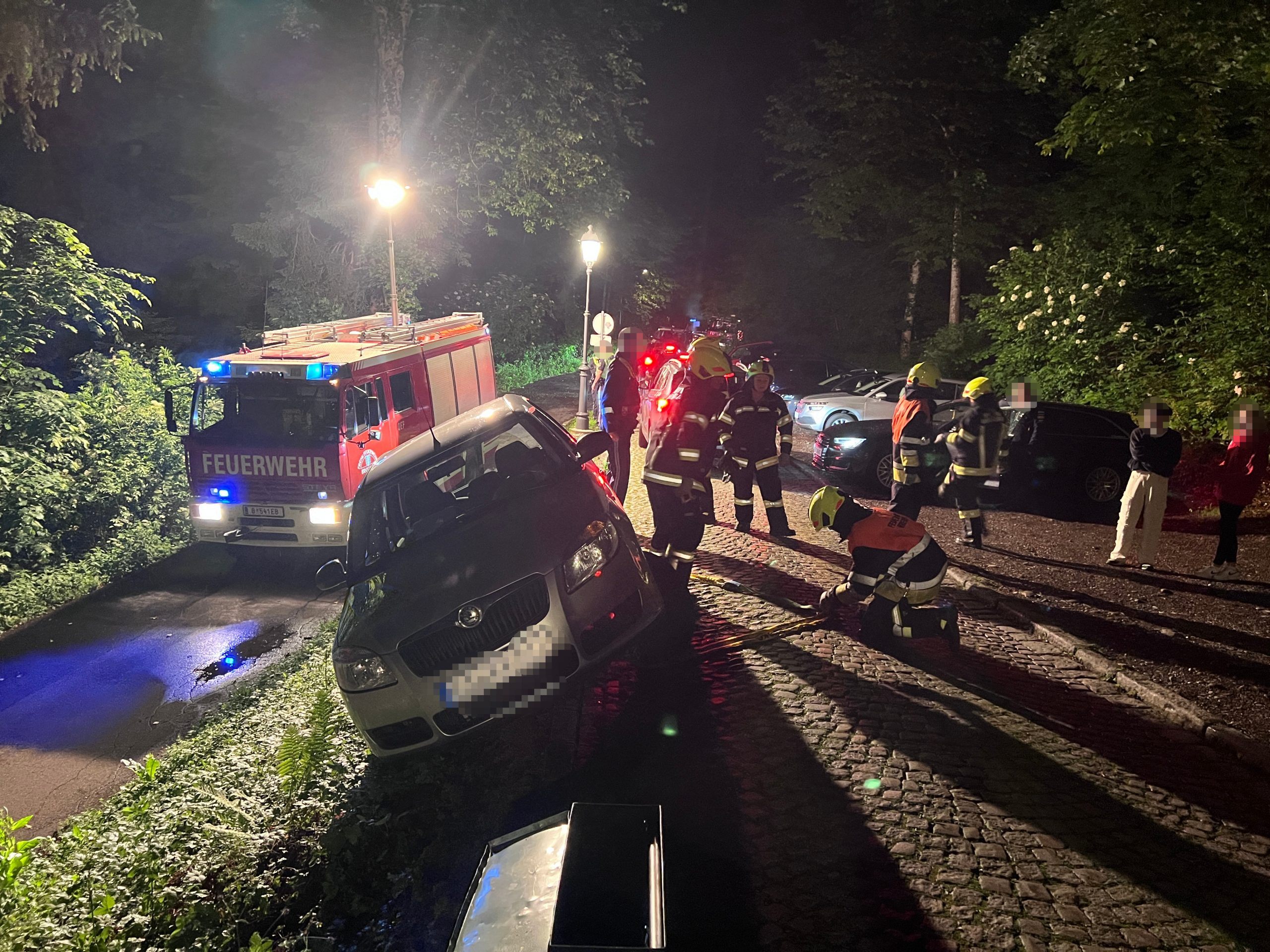 Das Auto drohte über eine Böschung abzustürzen.