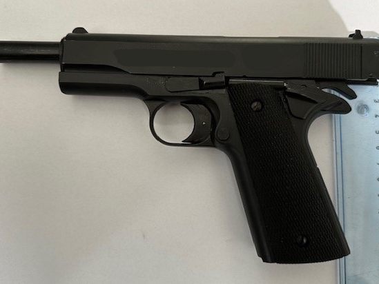 Diese Schreckschusspistole wurde nach dem Vorfall in Wien-Simmering sichergestellt. Diese Schreckschusspistole wurde nach dem Vorfall in Wien-Simmering sichergestellt.