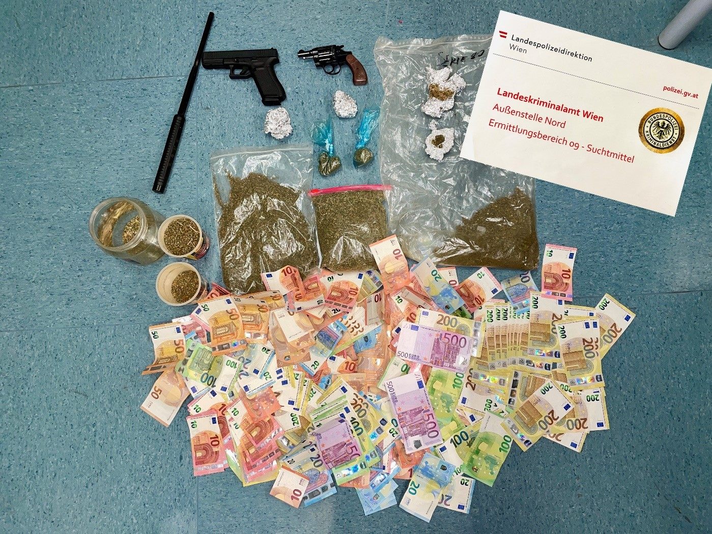 Die Wiener Polizei stellte Drogen, Bargeld und Waffen sicher.