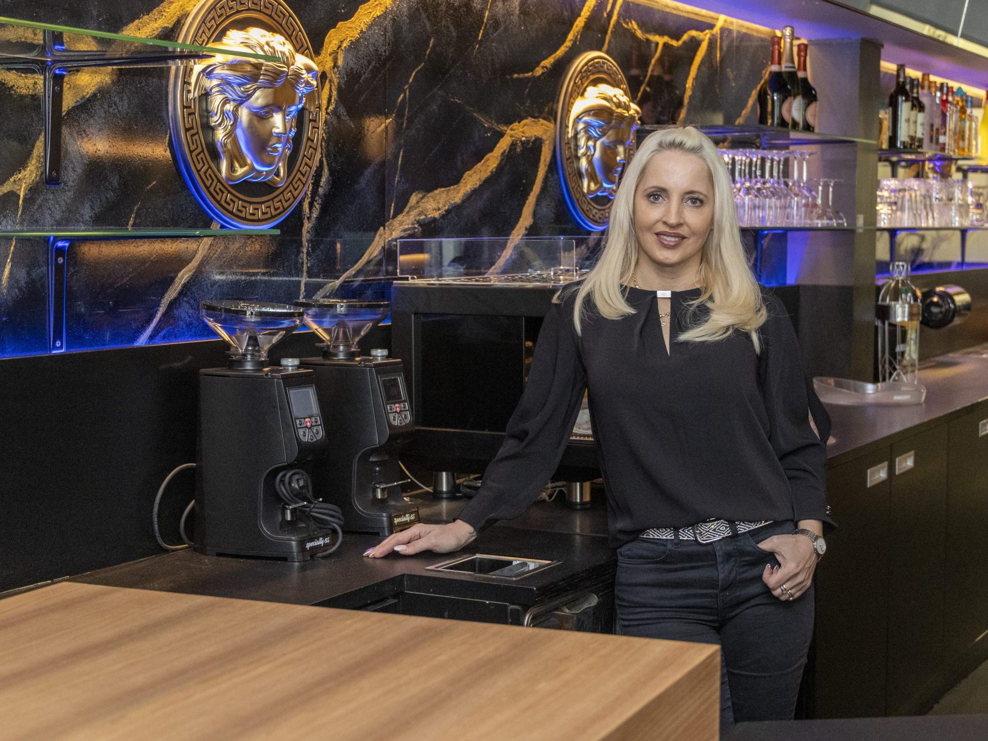 Die Versace-Logos zieren die Wand in Marmoroptik. Dahinter befindet sich der Feuerschutz.