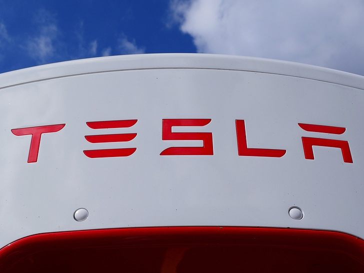 Tesla ruft wegen Gurtprobleme 125.000 Autos zurück.