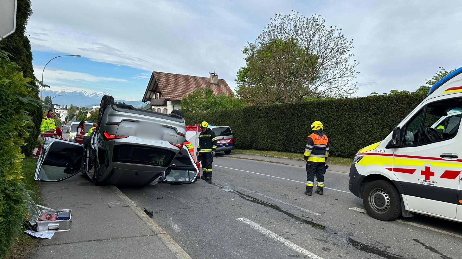 Die Insassen des Pkw wurden ins LKH Bregenz eingeliefert. 