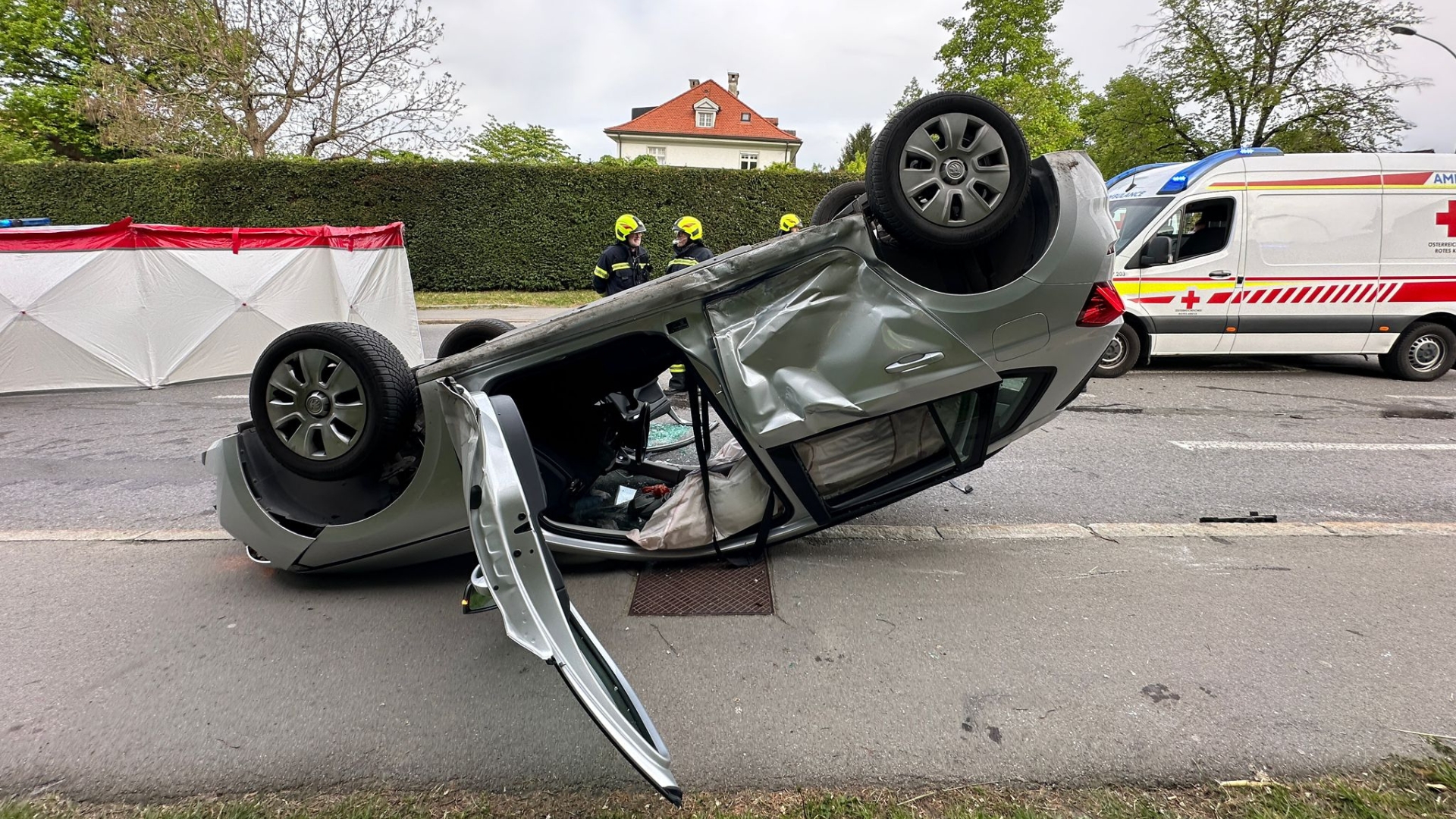 Eines der Fahrzeuge überschlug sich beim Unfall. 