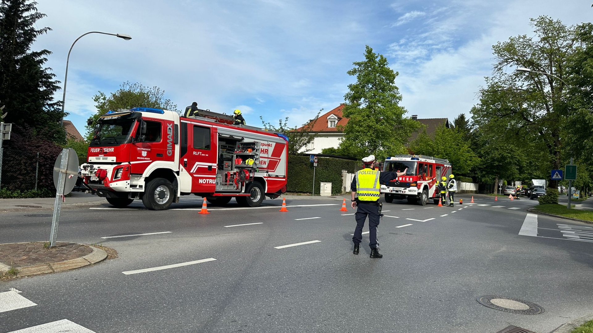 Die Polizei regelte den Verkehr im Kreuzungsbereich.