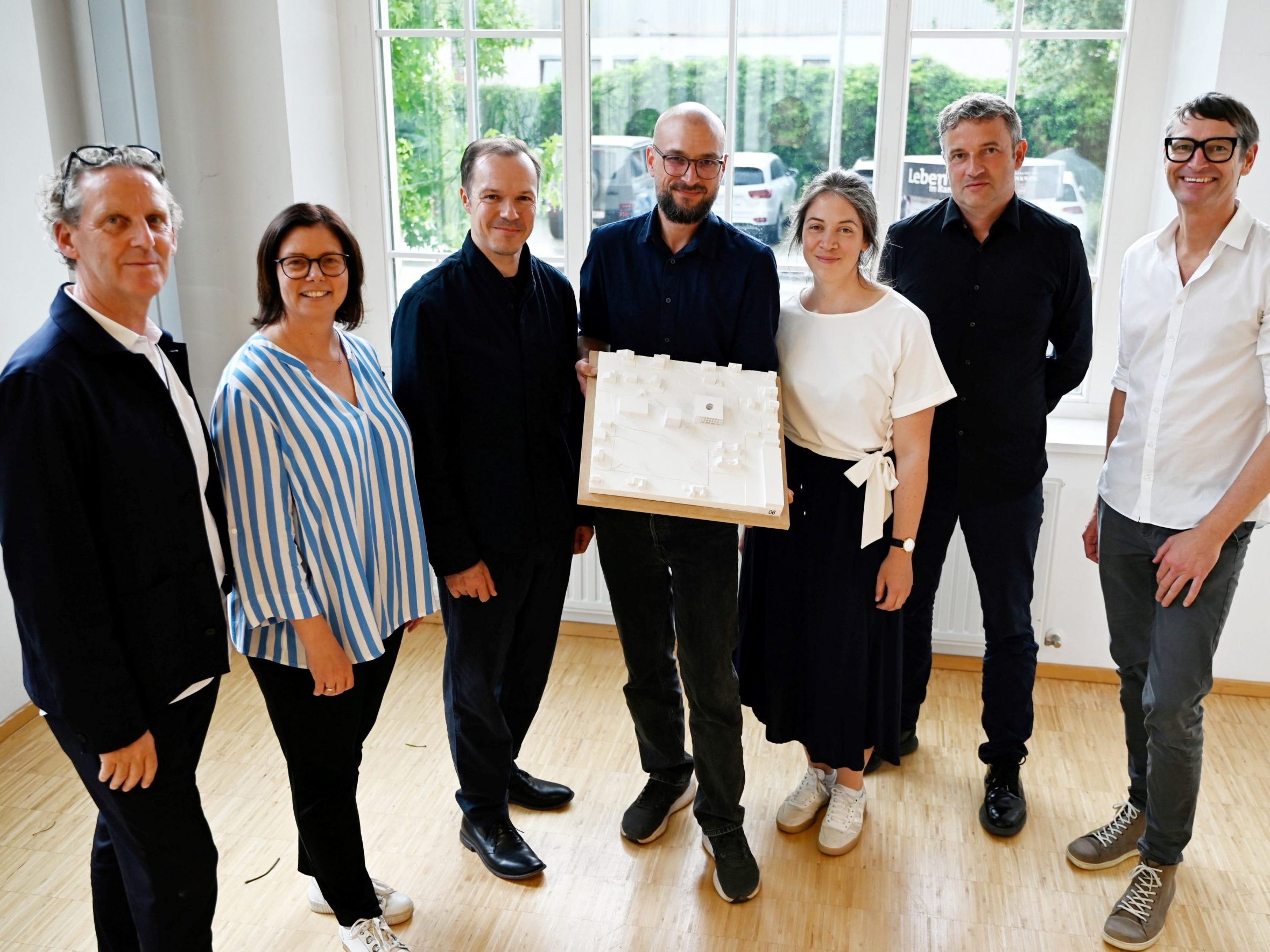 Preisrichter Anton Nachbaur-Sturm, Bgm. Katharina Wöß-Krall, Markus Innauer und Sven Matt von Innauer Matt Architekten mit Marcella Zauner (Raumplanung & Ortsentwicklung Marktgemeinde Rankweil) und Landschaftsarchitekt Andreas Geser sowie Architekt Philipp Berktold.