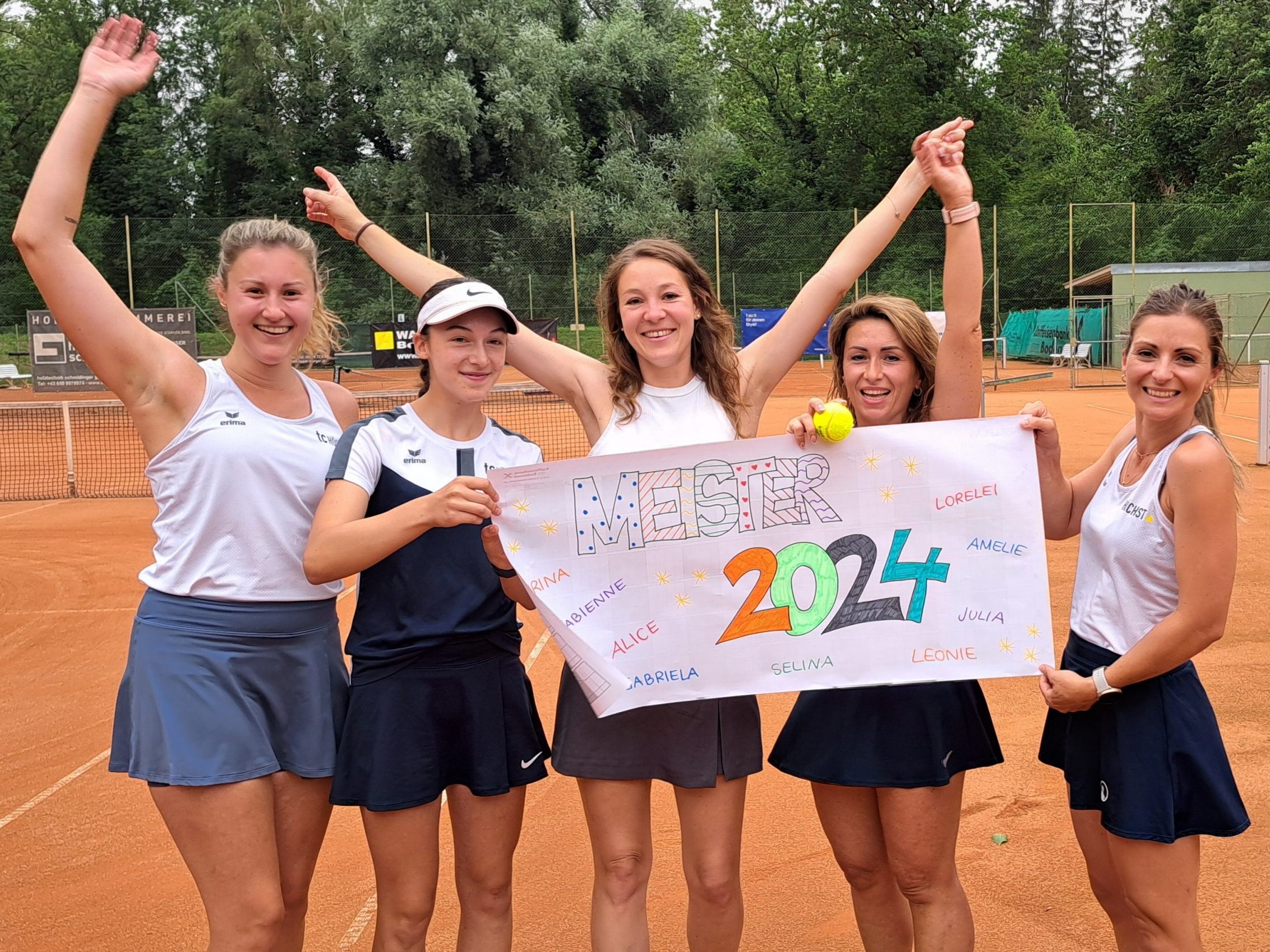 Die Damen vom TC Höchst feierten ihren Meistertitel. Die Damen vom TC Höchst feierten ihren Meistertitel.