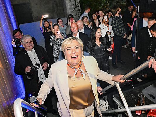 Tómasdóttir besiegte Ex-Regierungschefin Jakobsdóttir Tómasdóttir besiegte Ex-Regierungschefin Jakobsdóttir