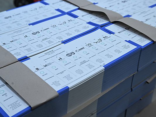 In der ganzen EU liegen die Stimmzettel bereit. In der ganzen EU liegen die Stimmzettel bereit.