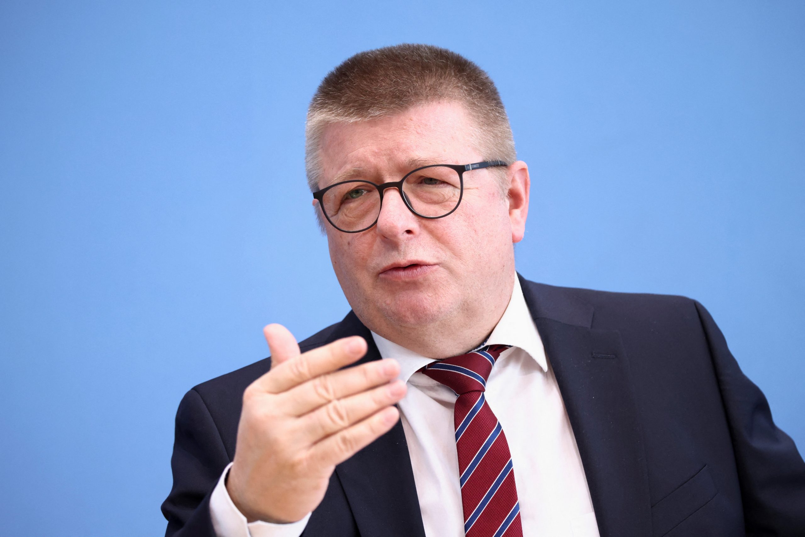 Der Präsident des deutschen Bundesamtes für Verfassungsschutz, Thomas Haldenwang, spricht während einer Pressekonferenz zu aktuellen Maßnahmen gegen den Rechtsextremismus in Berlin, Deutschland, am 13. Februar 2024. Der Präsident des deutschen Bundesamtes für Verfassungsschutz, Thomas Haldenwang, spricht während einer Pressekonferenz zu aktuellen Maßnahmen gegen den Rechtsextremismus in Berlin, Deutschland, am 13. Februar 2024.