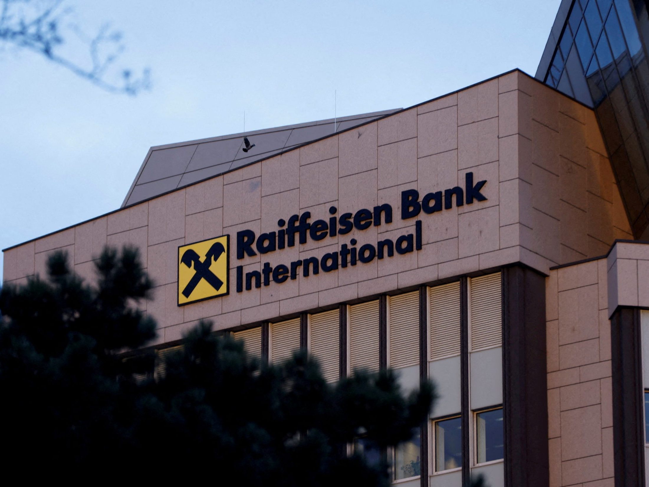 Österreichs Finanzmarktaufsicht (FMA) hat gegen die Raiffeisen Bank International (RBI) wegen Mängeln bei ihren Geldwäsche-Kontrollen eine Geldstrafe in Höhe von 2,07 Mio. Euro verhängt.