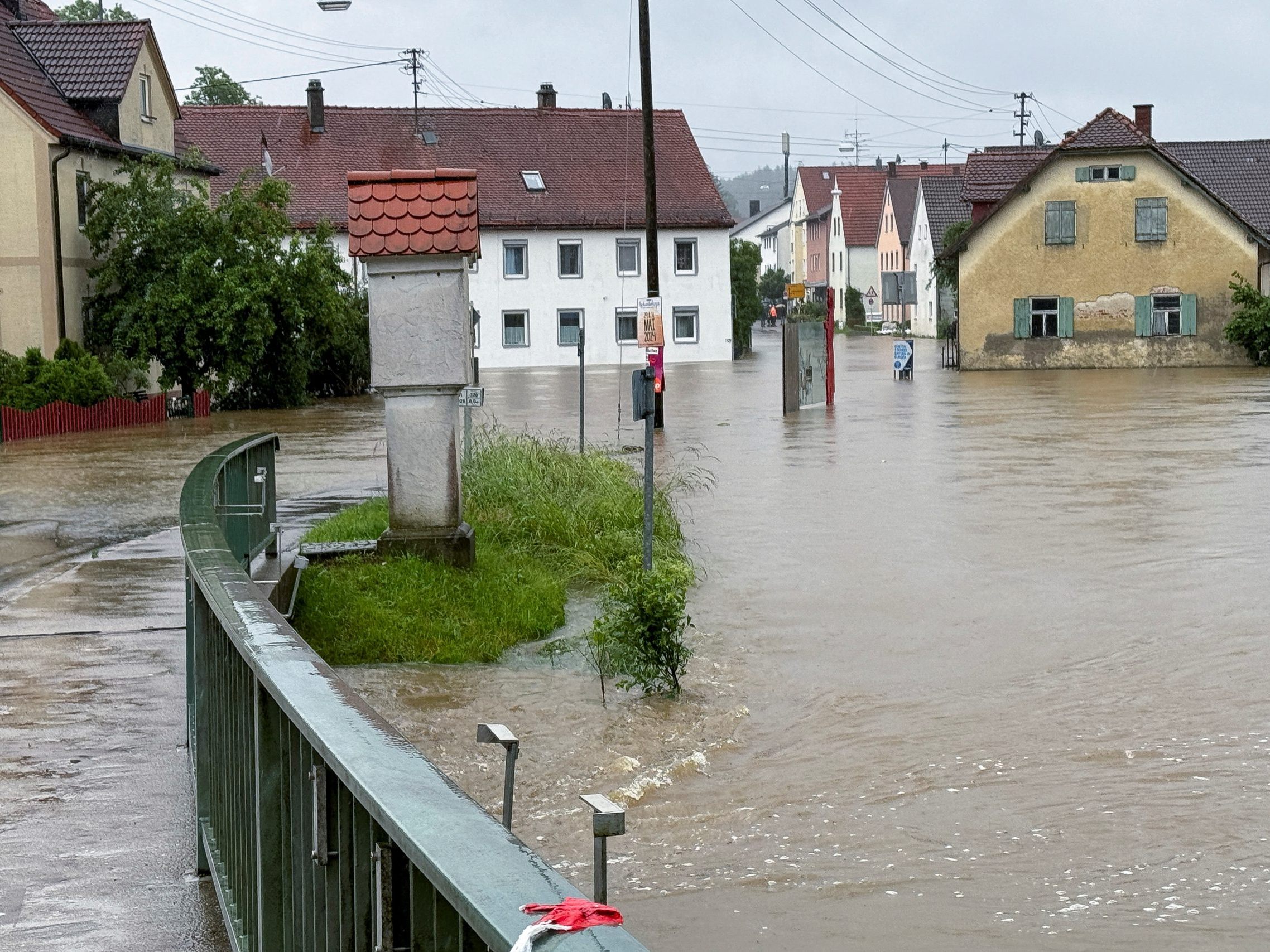 Wegen der sich zuspitzenden Hochwasserlage sind im schwäbischen Landkreis Unterallgäu rund 150 Menschen aufgerufen, freiwillig ihre Häuser zu verlassen. (Symbolbild) Wegen der sich zuspitzenden Hochwasserlage sind im schwäbischen Landkreis Unterallgäu rund 150 Menschen aufgerufen, freiwillig ihre Häuser zu verlassen. (Symbolbild)