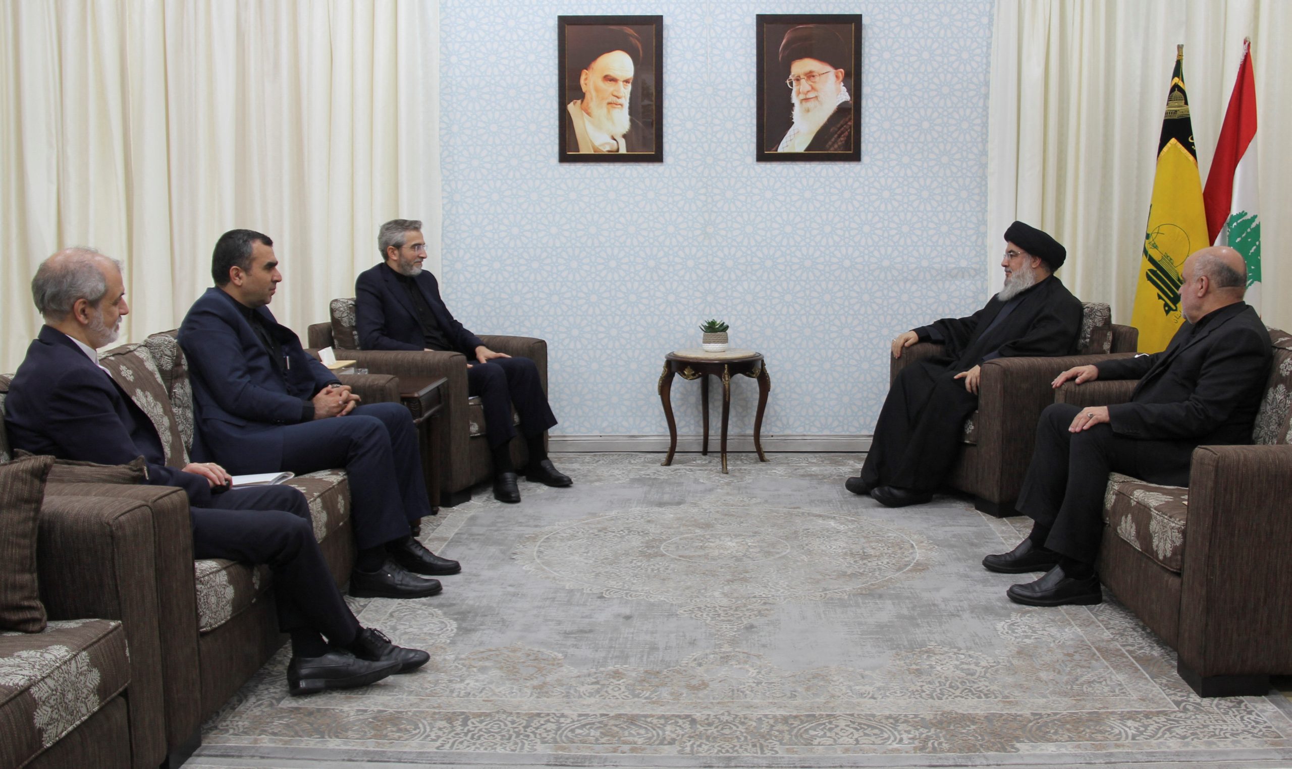 Der Führer der libanesischen Hisbollah, Sayyed Hassan Nasrallah, trifft sich mit Irans amtierendem Außenminister Ali Bagheri Kani, in diesem von dem Hisbollah-Medienbüro am 4. Juni 2024 