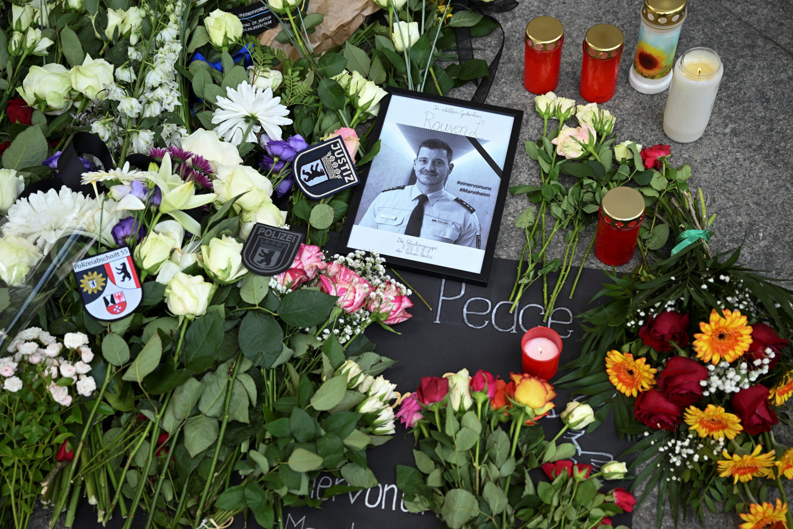 Ein Foto und Blumen sind vor der Landesvertretung Baden-Württemberg niedergelegt, am Tag eines Trauermarsches für den 29-jährigen Polizisten Rouven L., der nach einem Messerangriff in Mannheim gestorben ist, in Berlin, Deutschland, am 7. Juni 2024. Ein Foto und Blumen sind vor der Landesvertretung Baden-Württemberg niedergelegt, am Tag eines Trauermarsches für den 29-jährigen Polizisten Rouven L., der nach einem Messerangriff in Mannheim gestorben ist, in Berlin, Deutschland, am 7. Juni 2024.