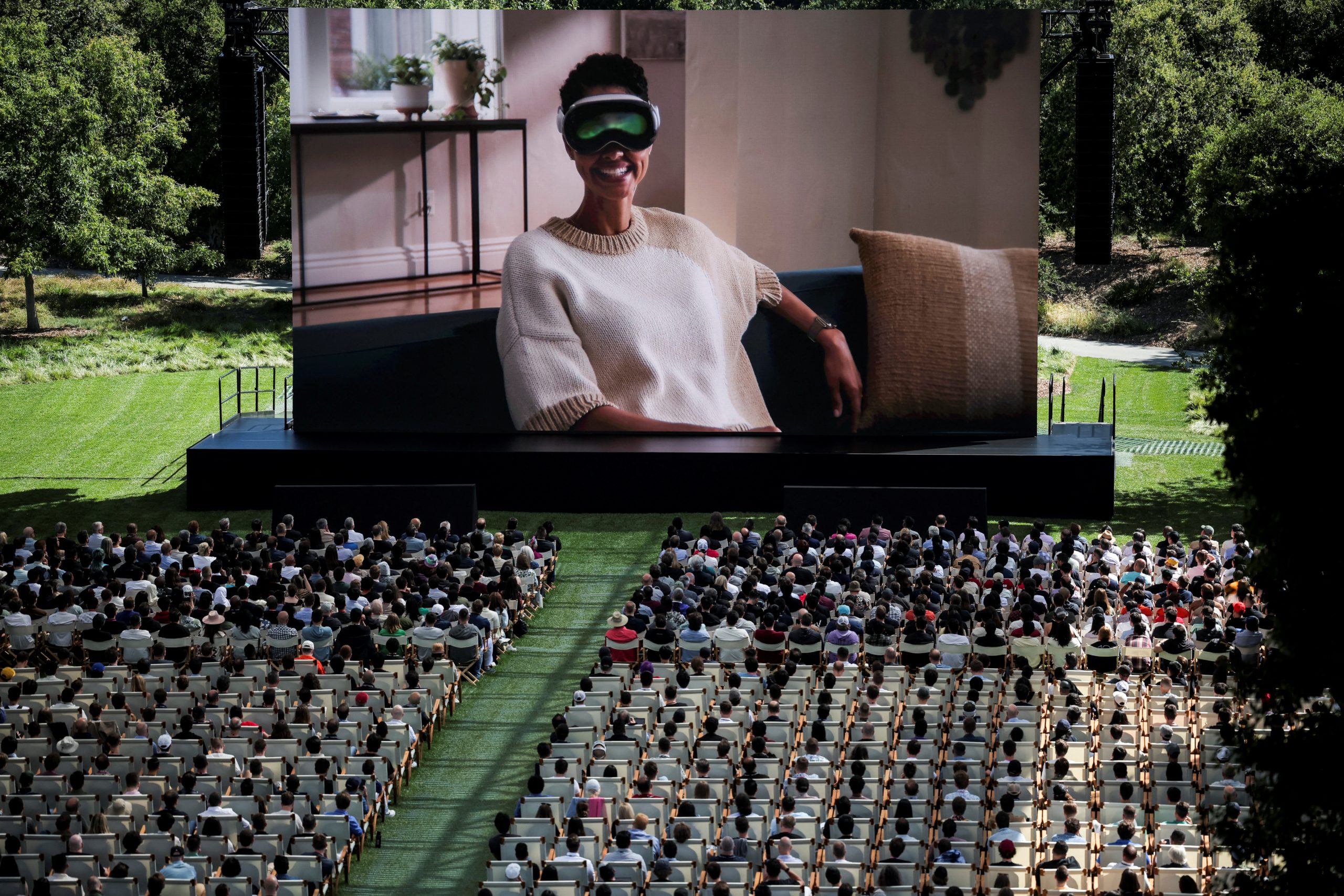 Menschen nehmen am jährlichen Entwicklerkonferenz-Event am Hauptsitz von Apple in Cupertino, Kalifornien, USA, am 10. Juni 2024 teil. Menschen nehmen am jährlichen Entwicklerkonferenz-Event am Hauptsitz von Apple in Cupertino, Kalifornien, USA, am 10. Juni 2024 teil.