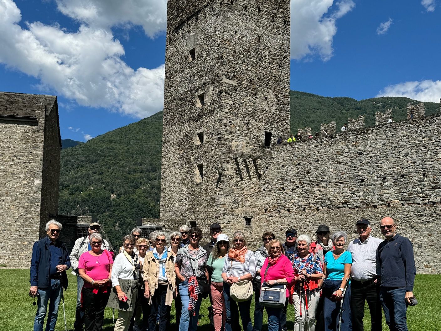 Die Bludenzer Senioren vor dem Castel Grandeastel