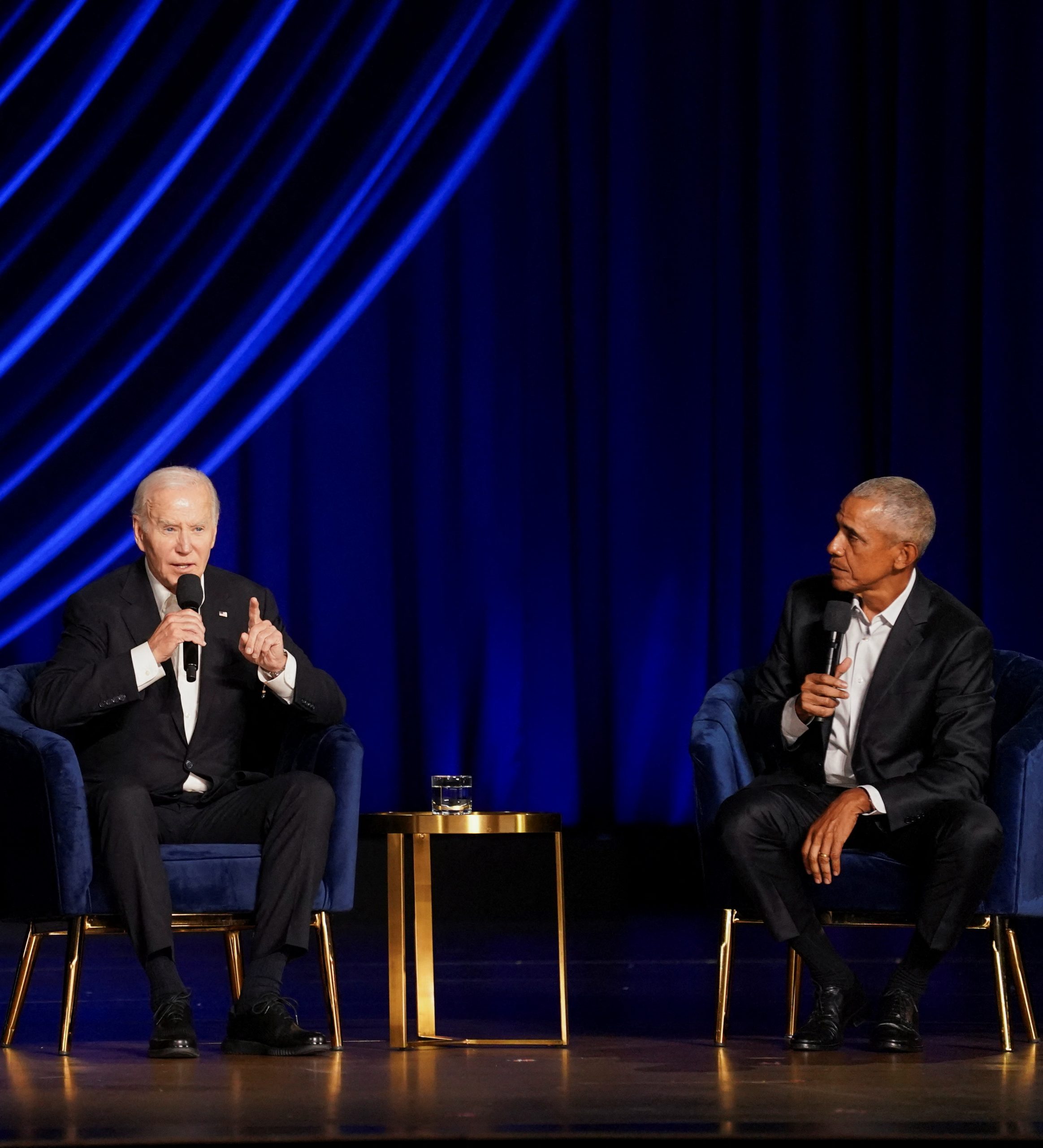 Der US-Präsident Joe Biden nimmt an einem Gespräch mit dem ehemaligen US-Präsidenten Barack Obama während einer mit Stars besetzten Wahlkampf-Spendenveranstaltung im Peacock Theater in Los Angeles, Kalifornien, USA, am 15. Juni 2024 teil. Der US-Präsident Joe Biden nimmt an einem Gespräch mit dem ehemaligen US-Präsidenten Barack Obama während einer mit Stars besetzten Wahlkampf-Spendenveranstaltung im Peacock Theater in Los Angeles, Kalifornien, USA, am 15. Juni 2024 teil.