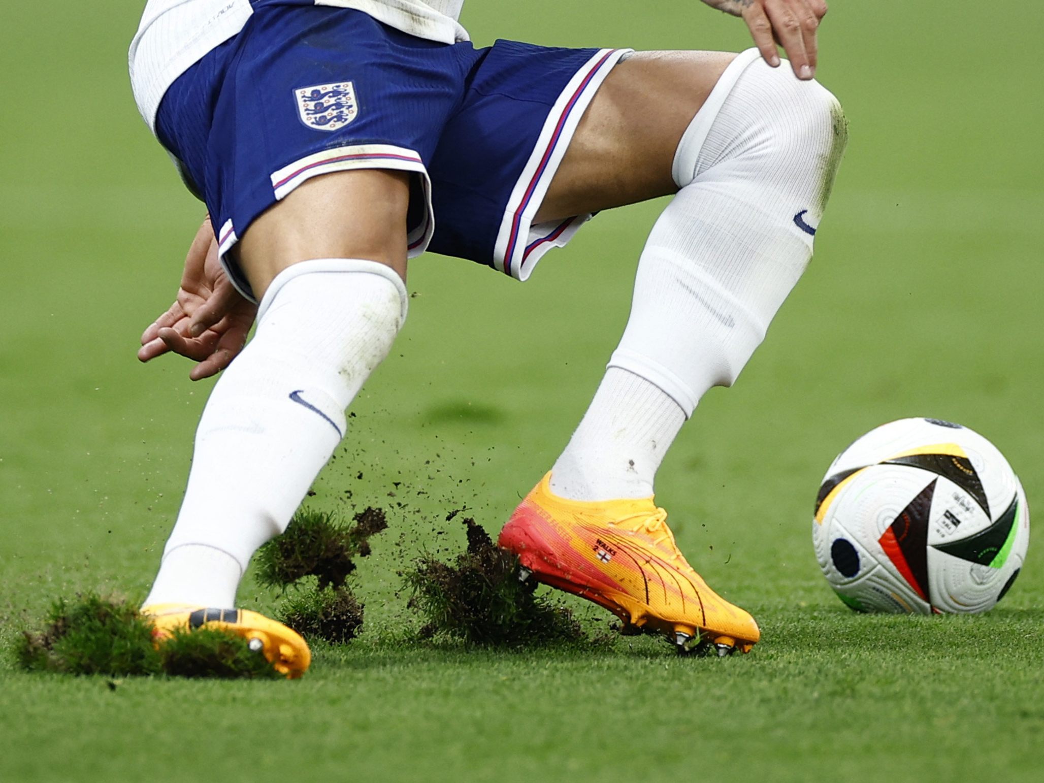 Die Frankfurter Rasenprobleme beschäftigen die UEFA.