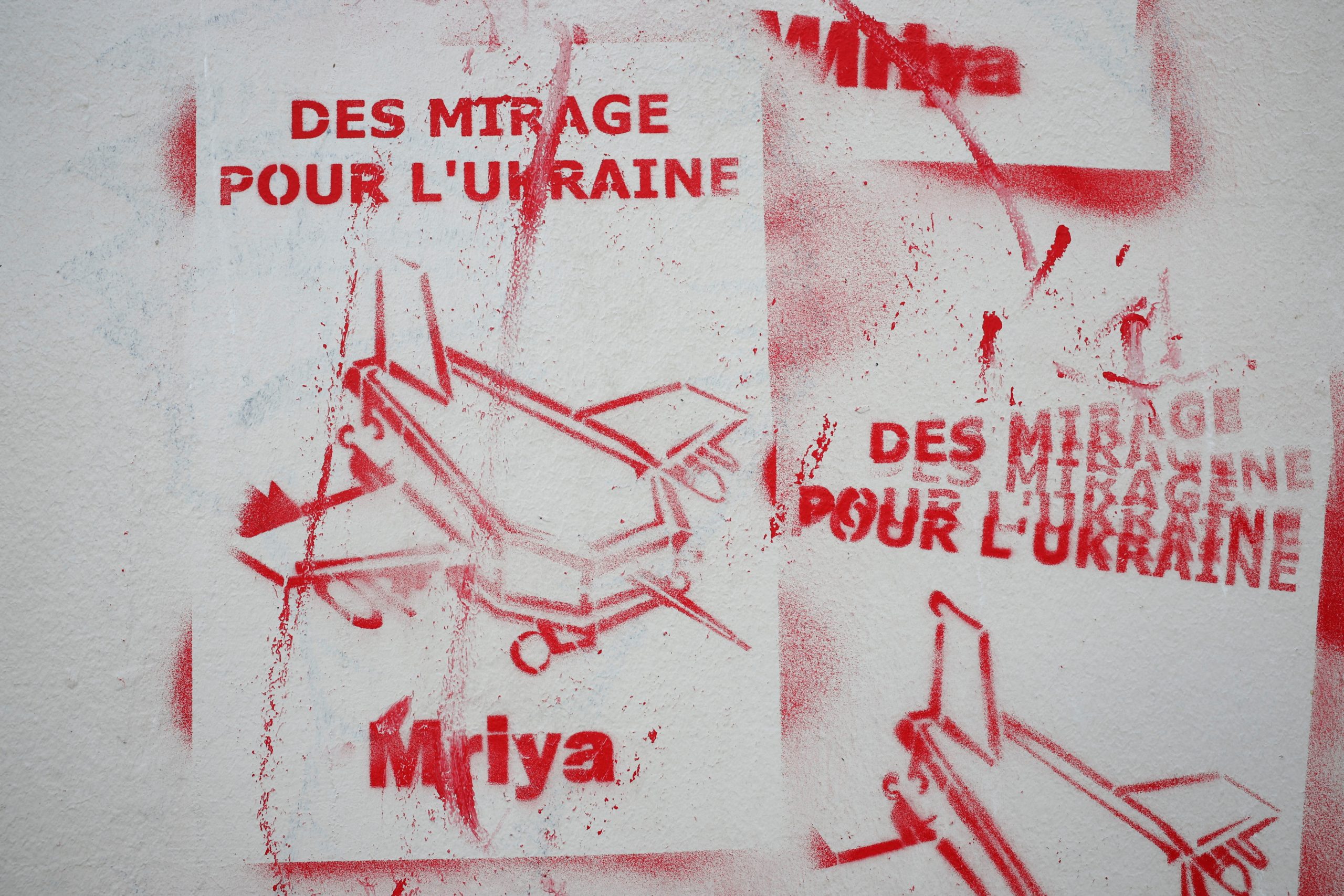 Das Graffiti lautet „Mirage-Kampfflugzeuge für die Ukraine“. 