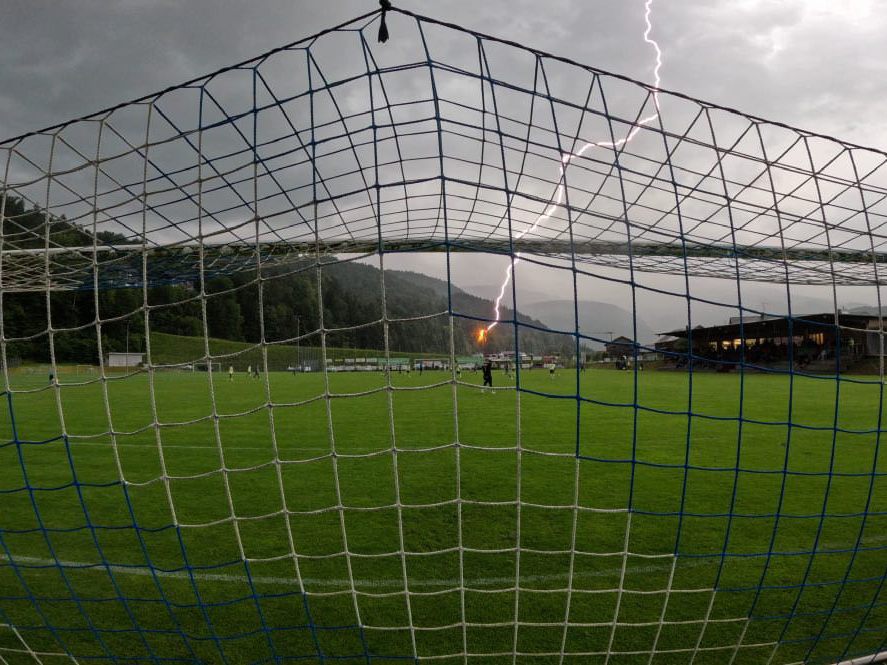 Blitzeinschlag am Fußballplatz! Blitzeinschlag am Fußballplatz!