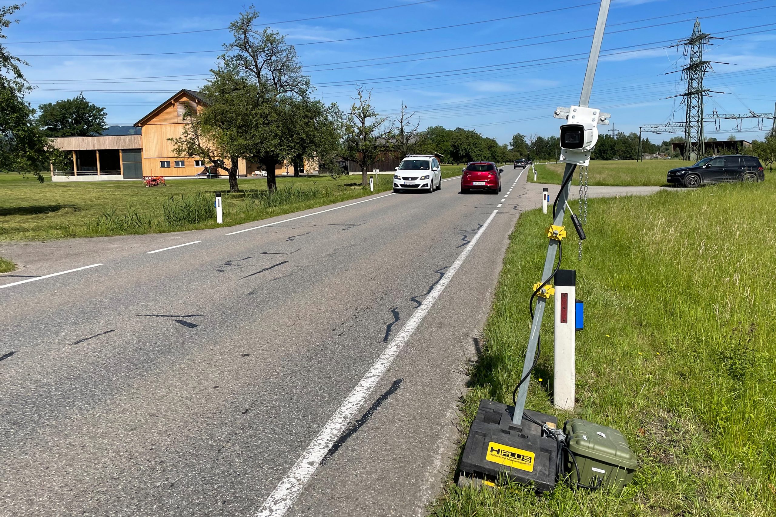 Das ist eine der Verkehrskameras, die derzeit das Verkehrsgeschehen analysieren. Das ist eine der Verkehrskameras, die derzeit das Verkehrsgeschehen analysieren.