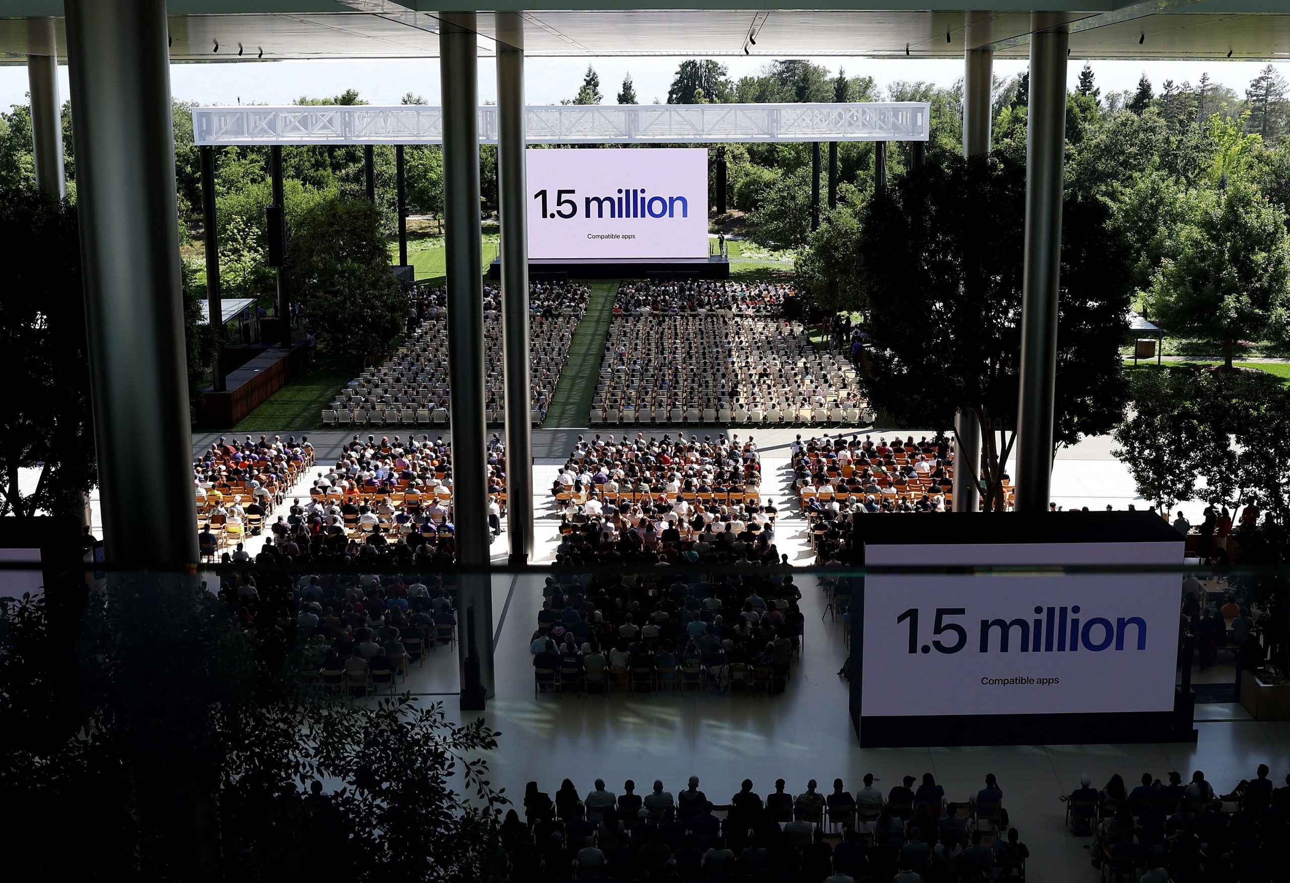 Teilnehmer schauen sich eine Videopräsentation während der Apple Worldwide Developers Conference (WWDC) Teilnehmer schauen sich eine Videopräsentation während der Apple Worldwide Developers Conference (WWDC)