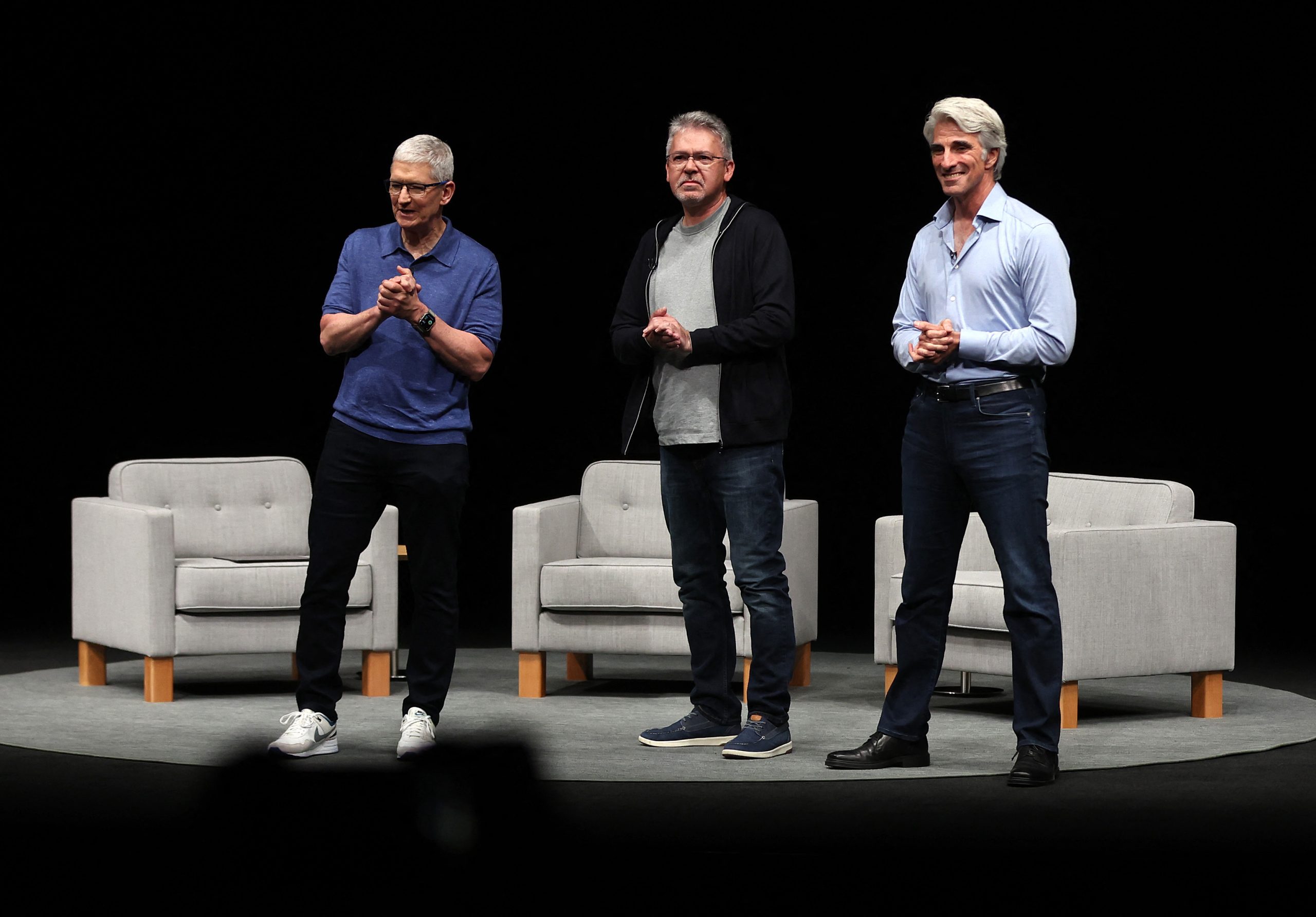 Apple-CEO Tim Cook, Apples Senior Vice President für maschinelles Lernen und KI-Strategie John Giannandrea und Apples Senior Vice President für Software-Engineering Craig Federighi schauen zu während der Apple Worldwide Developers Conference (WWDC) Apple-CEO Tim Cook, Apples Senior Vice President für maschinelles Lernen und KI-Strategie John Giannandrea und Apples Senior Vice President für Software-Engineering Craig Federighi schauen zu während der Apple Worldwide Developers Conference (WWDC)