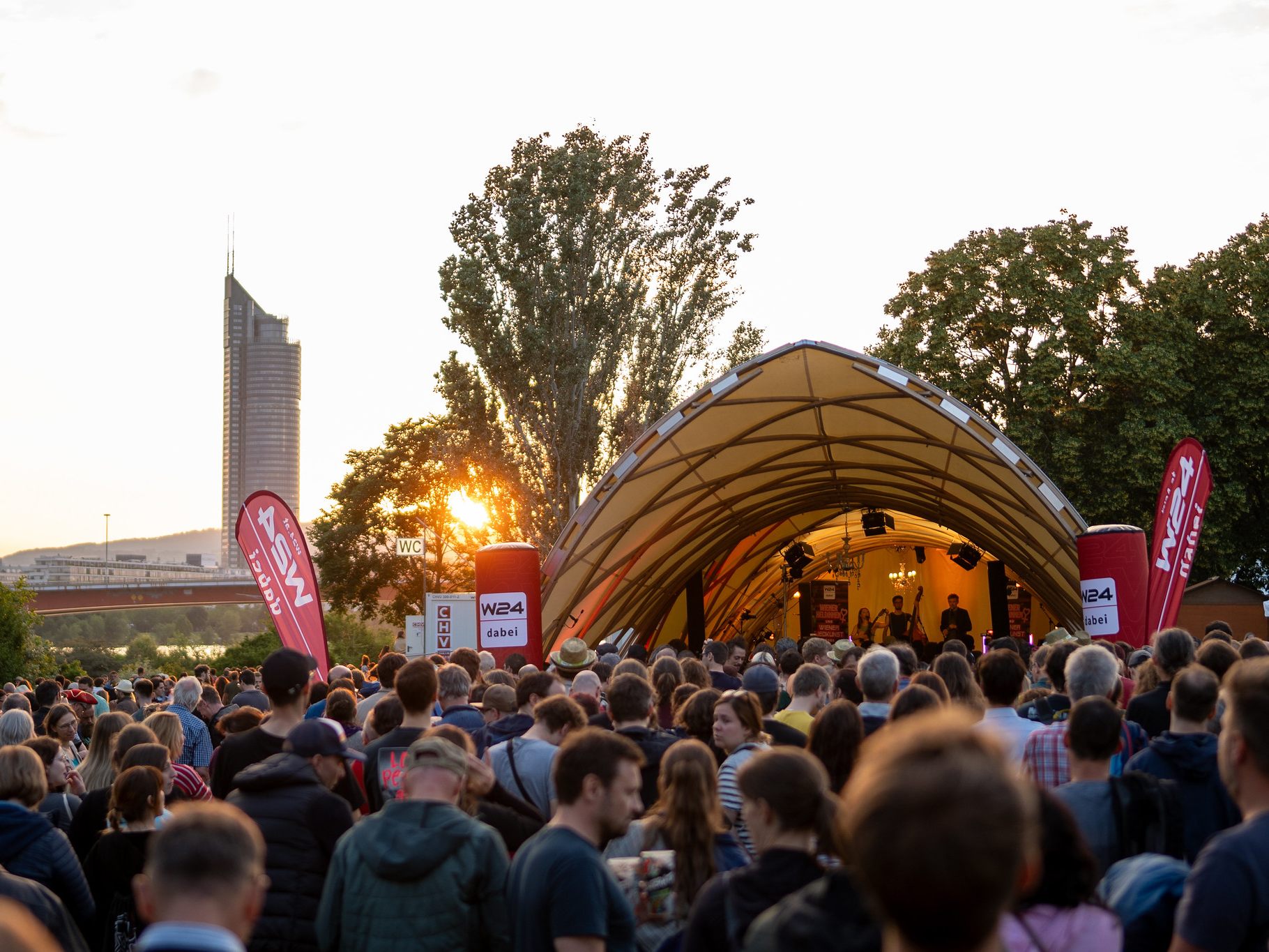 Gemütliche Heurigen-Atmosphäre beim Programm auf der W24 Wiener Liedkunst Bühne.