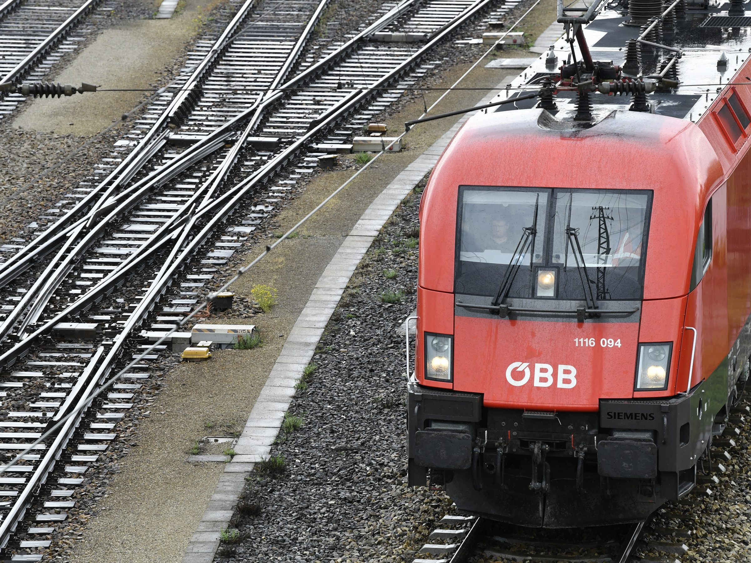 Ein Schienenersatzverkehr für S-Bahnen und den Regionalverkehr wurde eingerichtet.