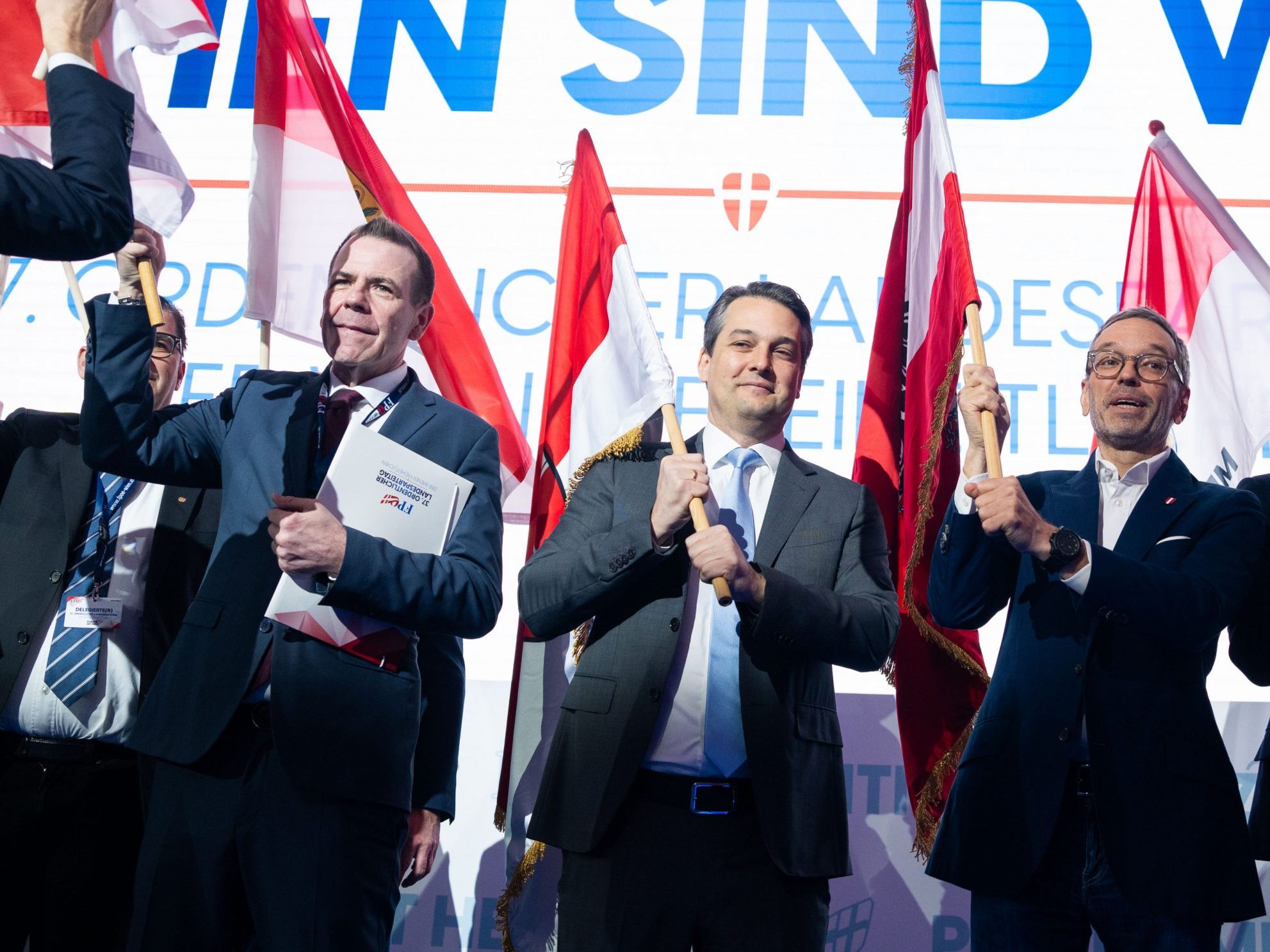 Der Wiener FPÖ-Chef Nepp gratuliert Vilimsky zum Wahlsieg.