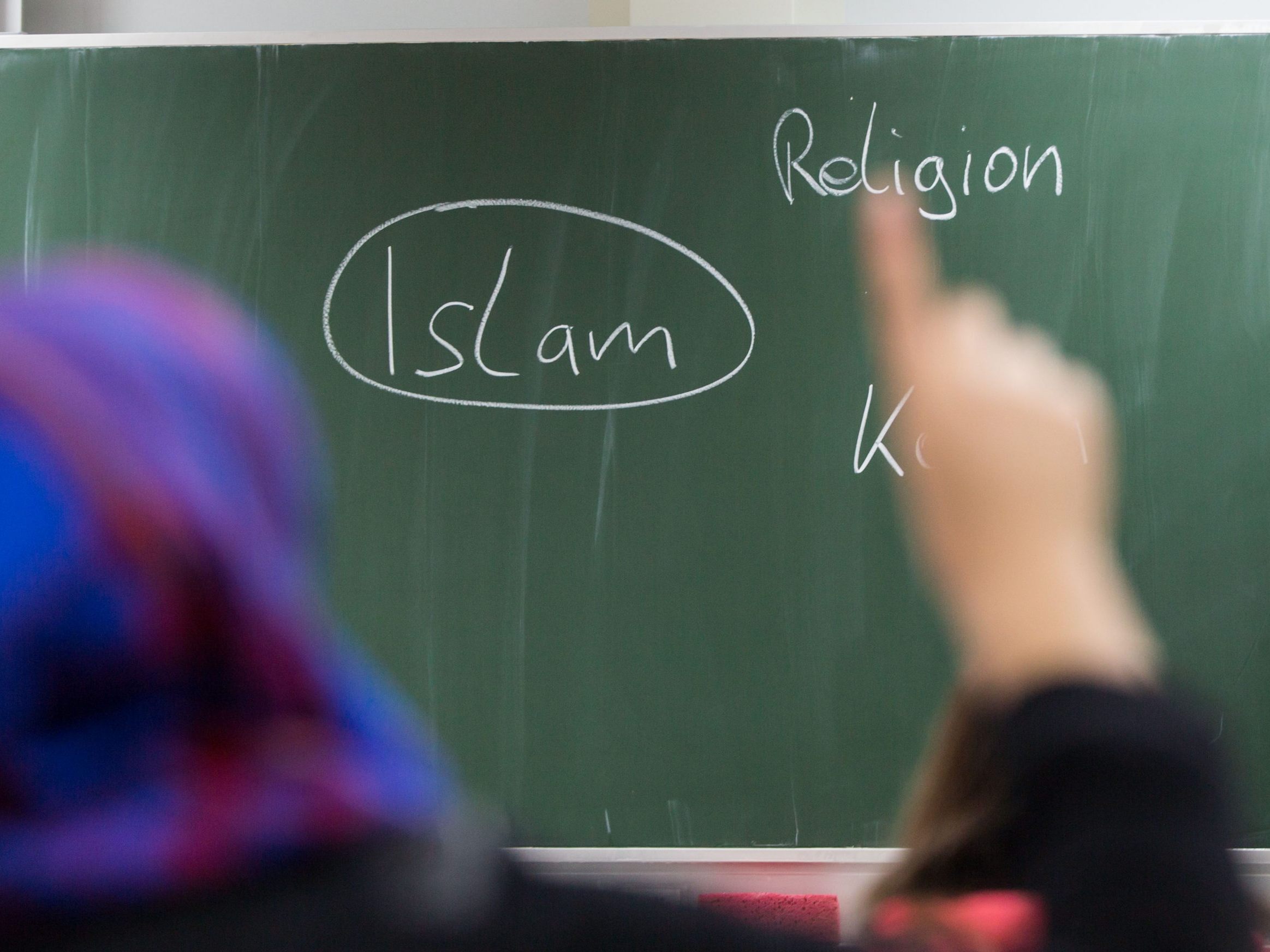 Die Betroffene soll wegen Ablegen des Kopftuchs keinen Vertrag als Landeslehrerin bekommen haben. Die Betroffene soll wegen Ablegen des Kopftuchs keinen Vertrag als Landeslehrerin bekommen haben.