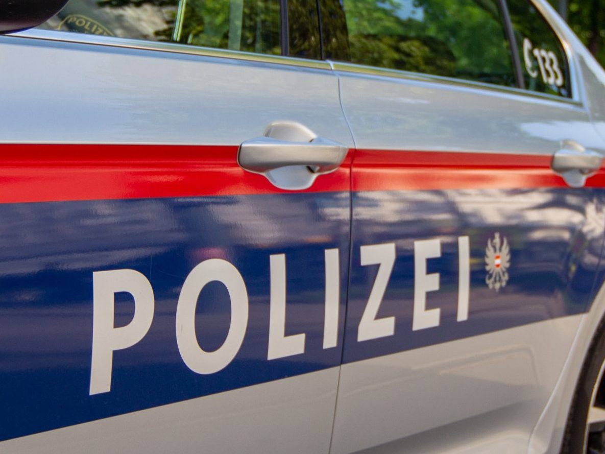 Die Polizei fahndet nach einem Tankstellenräuber in Linz.