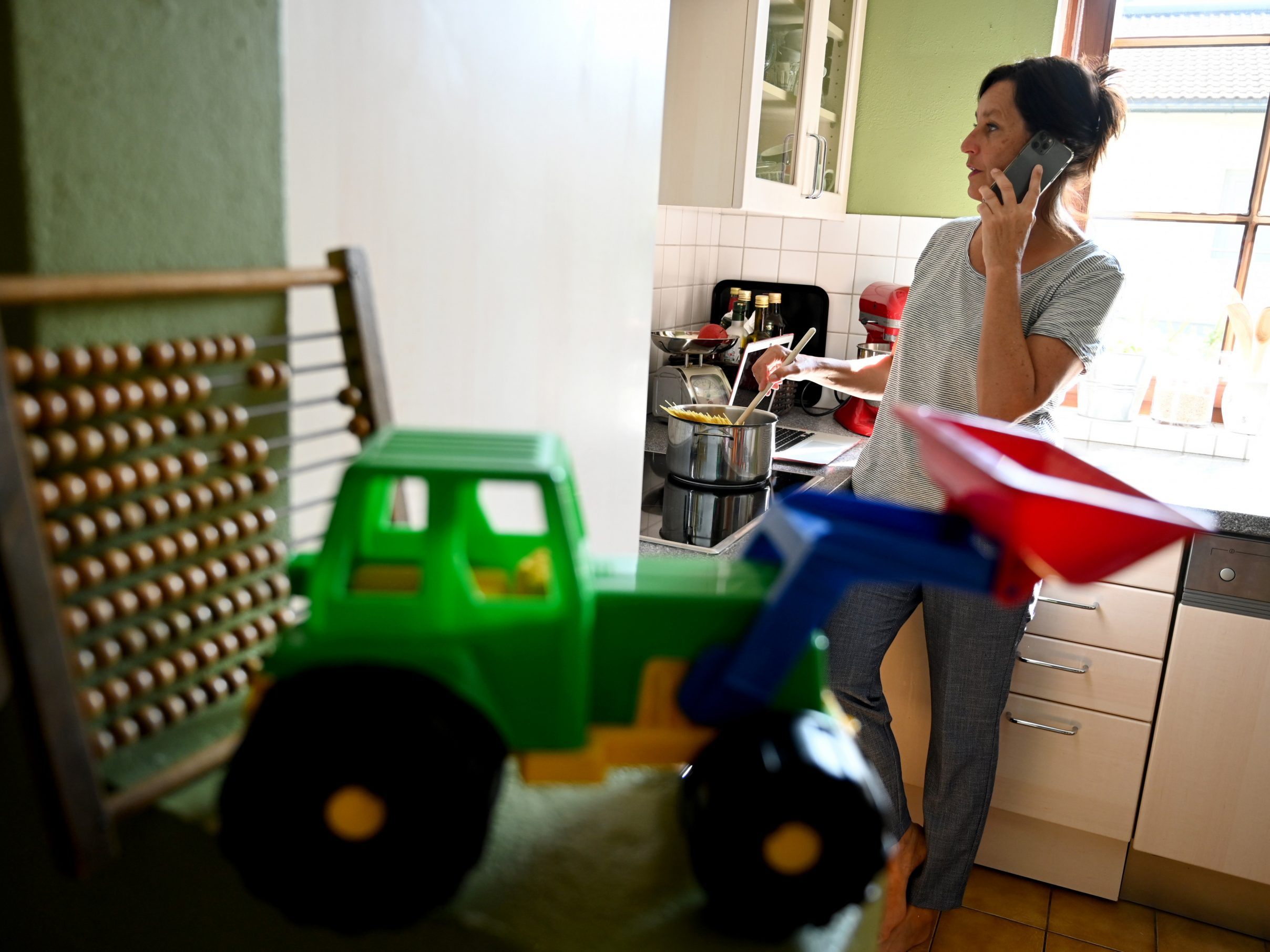 Ein Viertel der Eltern nutzt Home Office zur Ferienbetreuung der Kinder. Ein Viertel der Eltern nutzt Home Office zur Ferienbetreuung der Kinder.