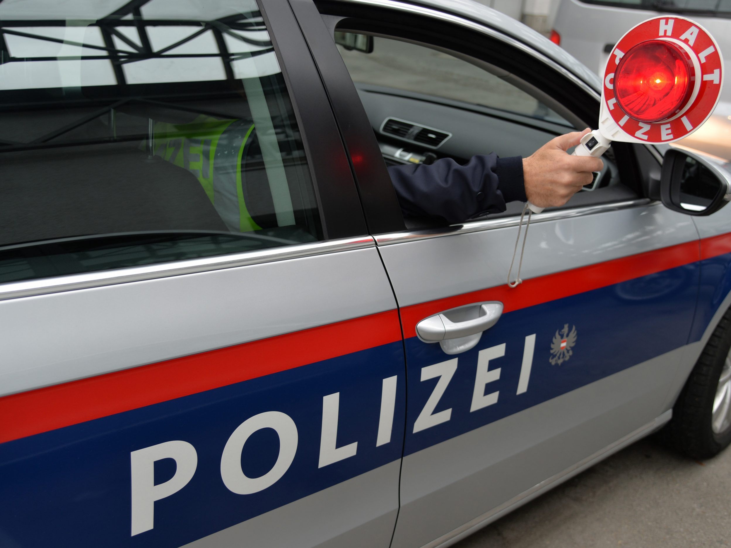 In Wien-Donaustadt ist es zu drei verletzten Verkehrspolizisten gekommen.