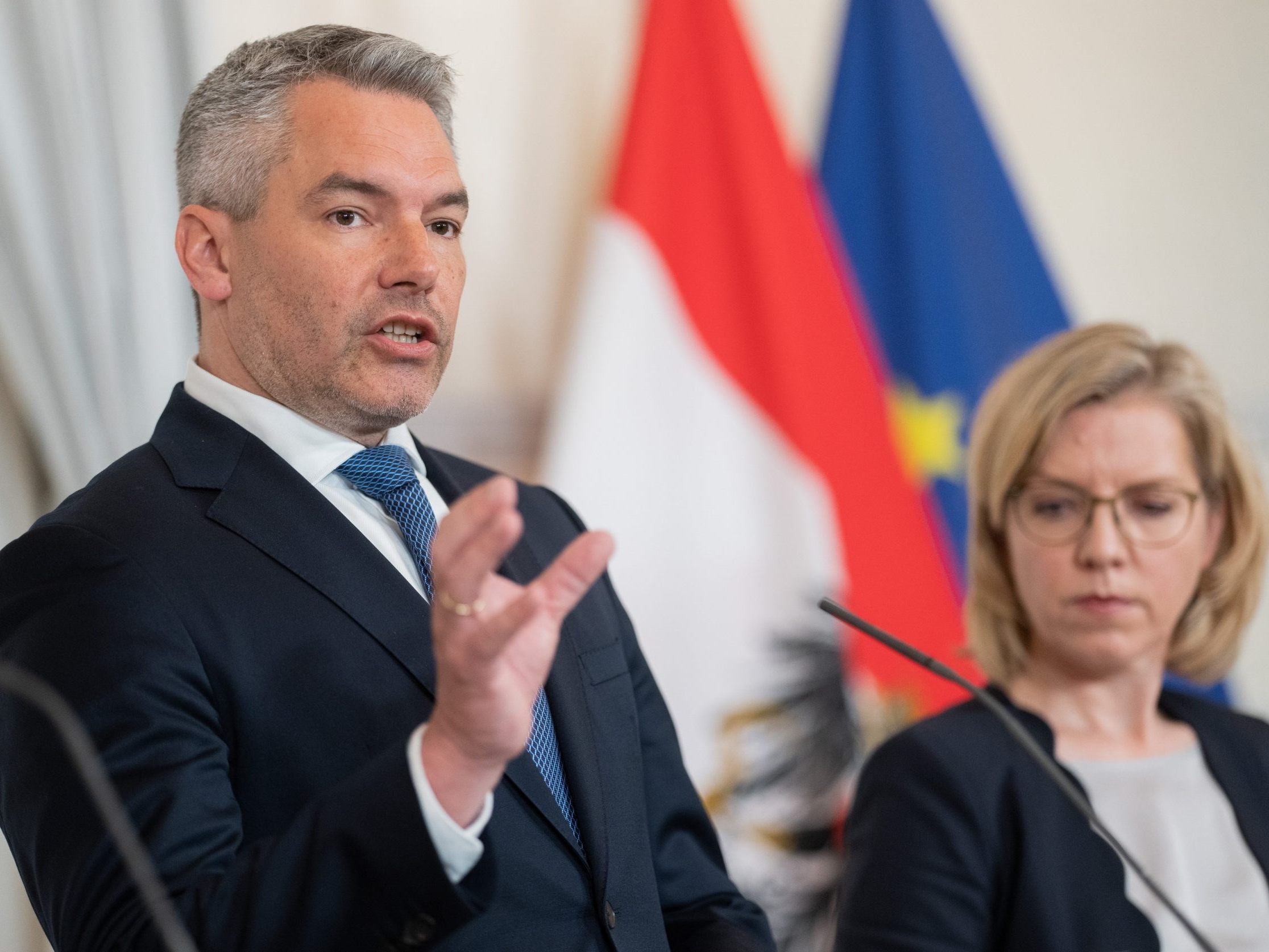 Nehammer neben Gewessler. Hält die Koalition bis zur NR-Wahl? Nehammer neben Gewessler. Hält die Koalition bis zur NR-Wahl?
