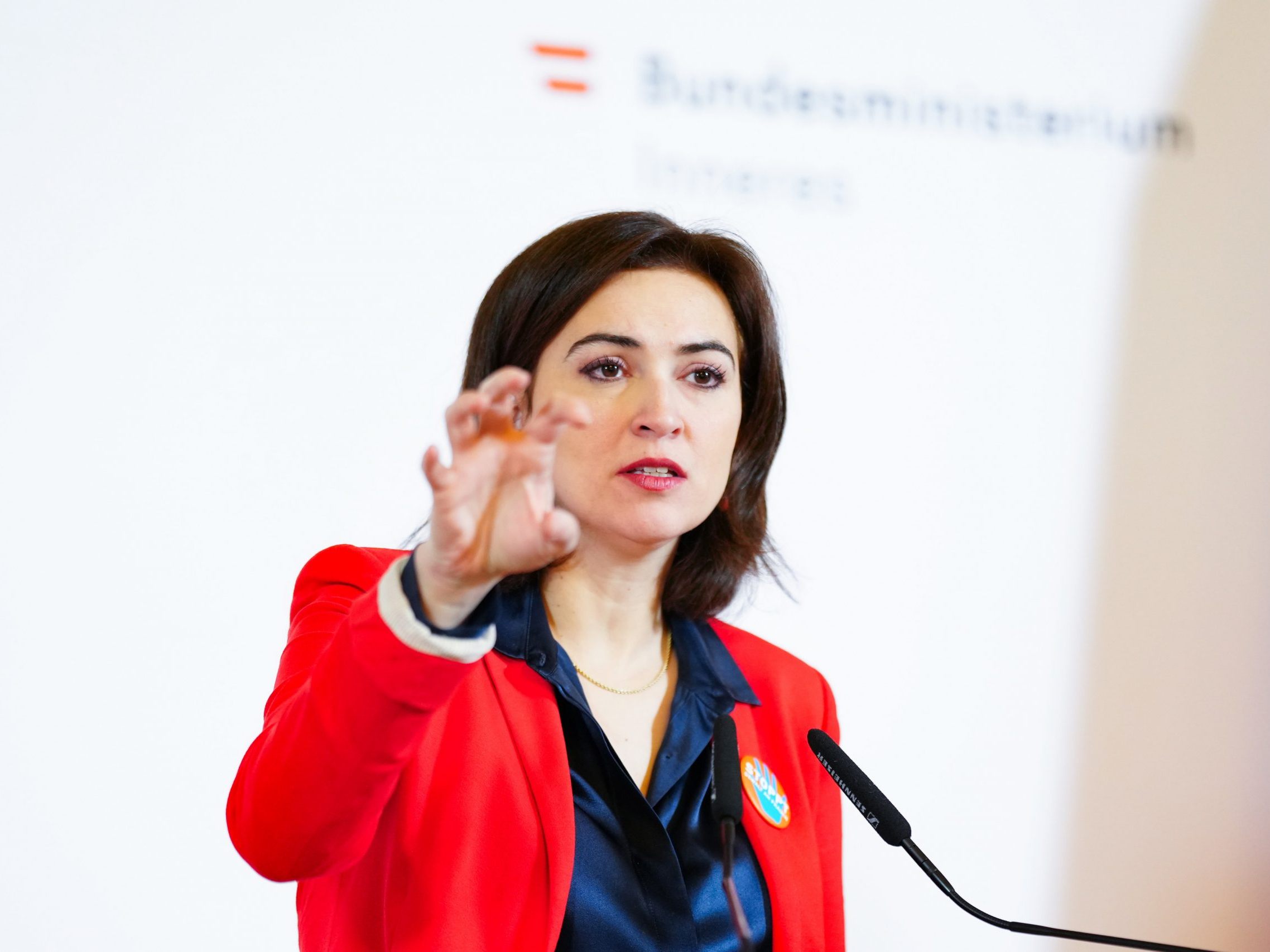 Zadic möchte Änderungen im Entwurf zur Neuregelung der Sicherstellung von Datenträgern wie Handys.