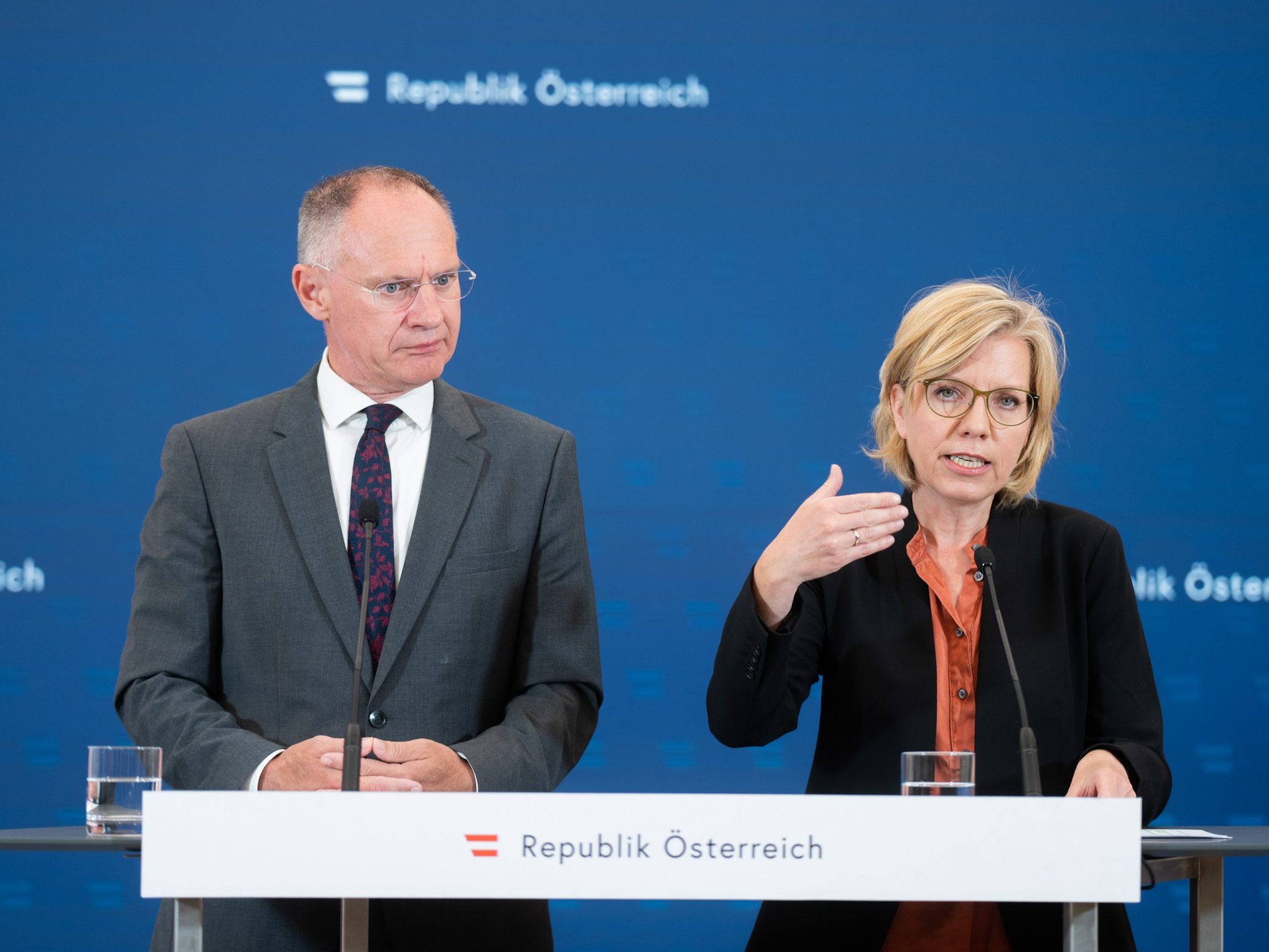 Karner neben Gewessler.