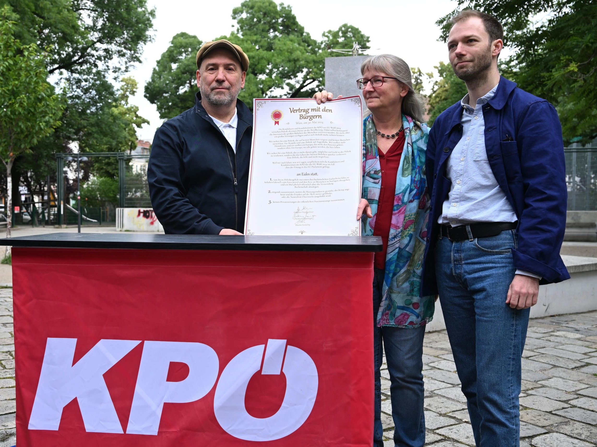 Die KPÖ besiegelte ihre Wahlversprechen in Form eines Vertrages.