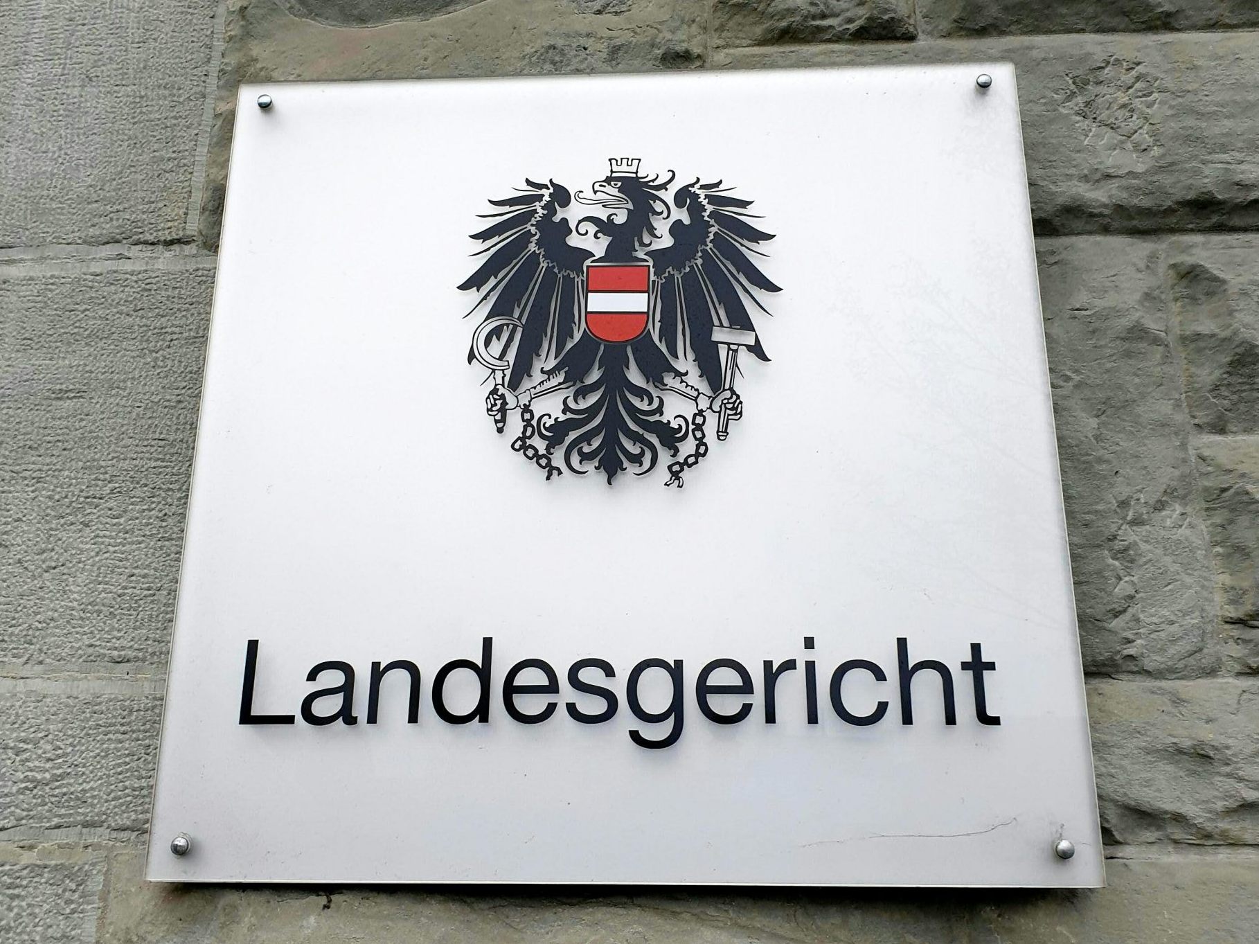 Am Landesgericht Feldkirch wurde eine Sozialbetreuerin nach einem tödlichen Badeunfall freigesprochen. Am Landesgericht Feldkirch wurde eine Sozialbetreuerin nach einem tödlichen Badeunfall freigesprochen.