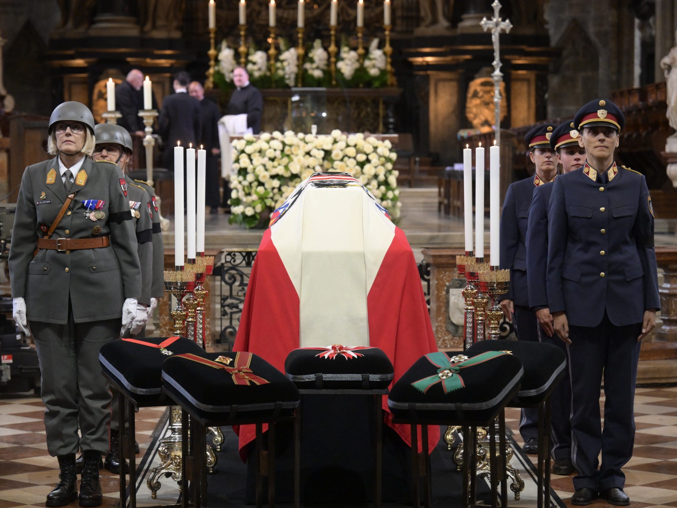Der Sarg der ehemaligen Bundeskanzlerin Brigitte Bierlein Der Sarg der ehemaligen Bundeskanzlerin Brigitte Bierlein