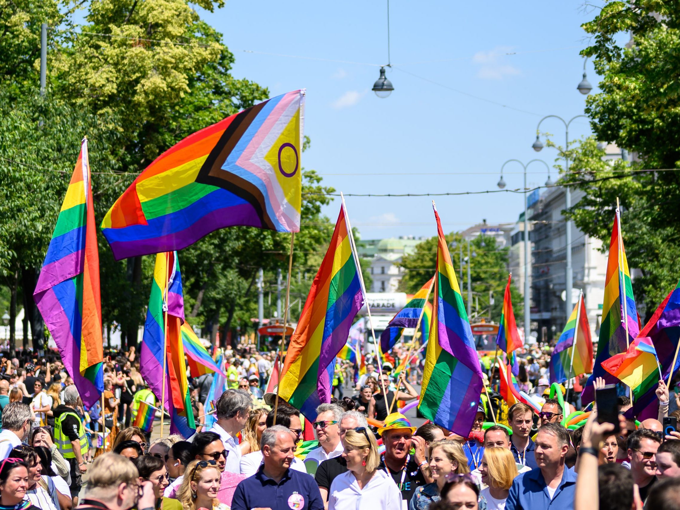 Am Samstag wurde bei der Regenbogenparade wieder für die Rechte der LGBTIQ-Community demonstriert. Am Samstag wurde bei der Regenbogenparade wieder für die Rechte der LGBTIQ-Community demonstriert.