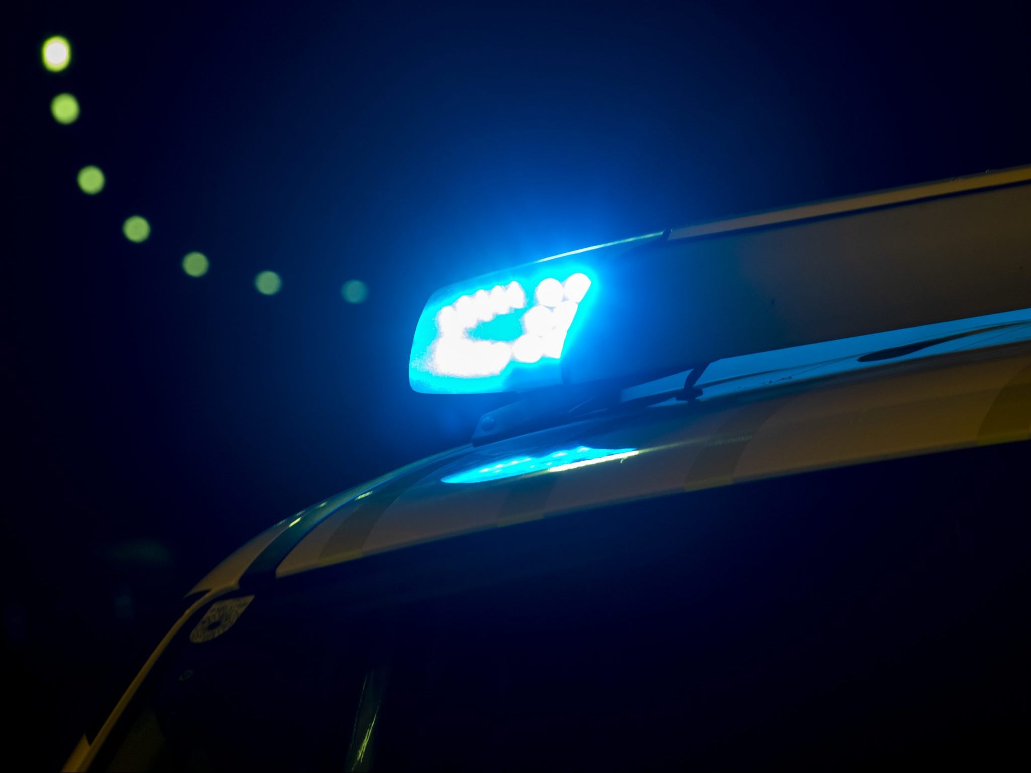 Ein Zweijähriger fiel aus dem zweiten Stock und verletzt sich.