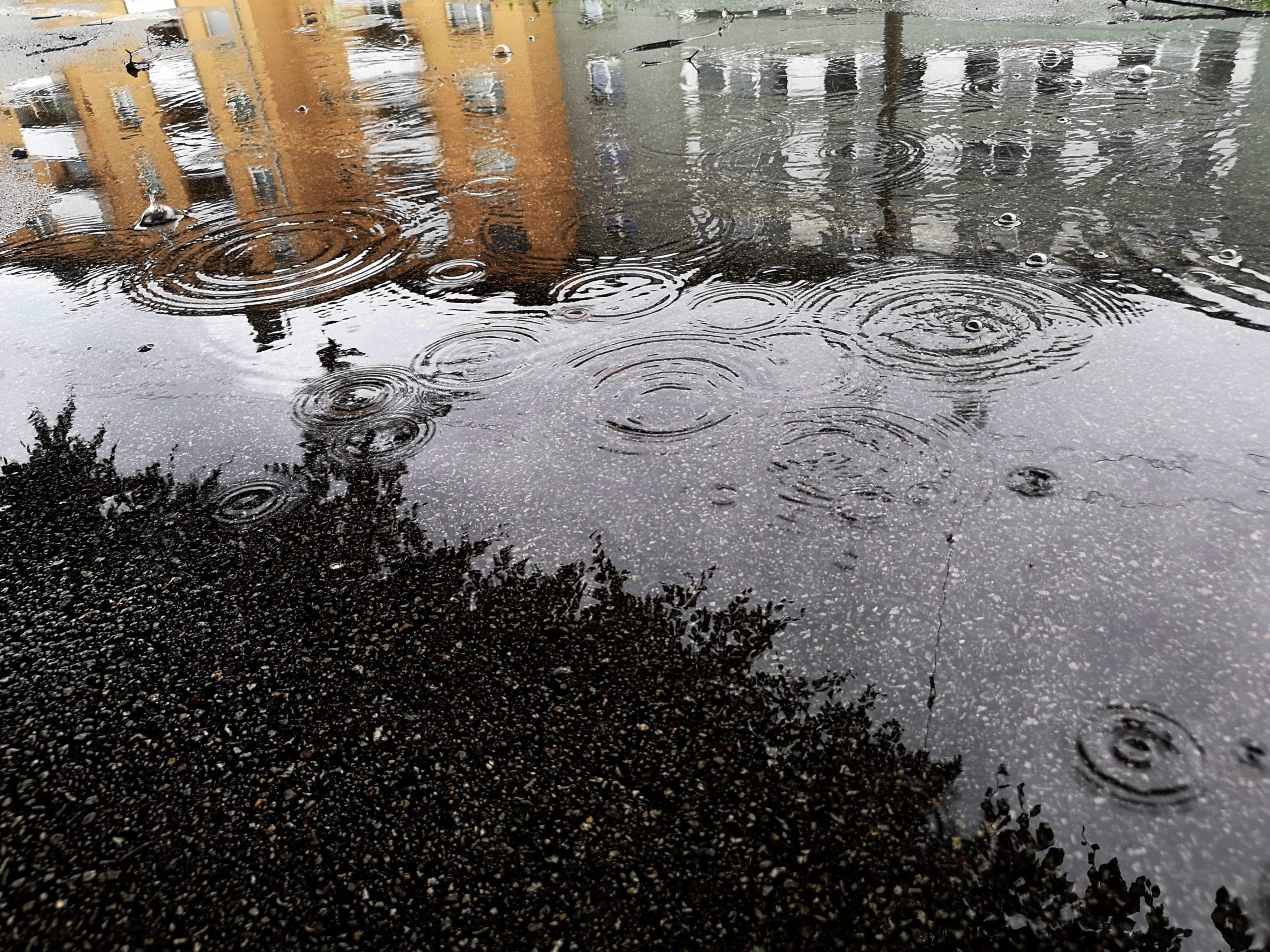 Wochenende mit Kaltfront, die unbeständiges Wetter bringt.