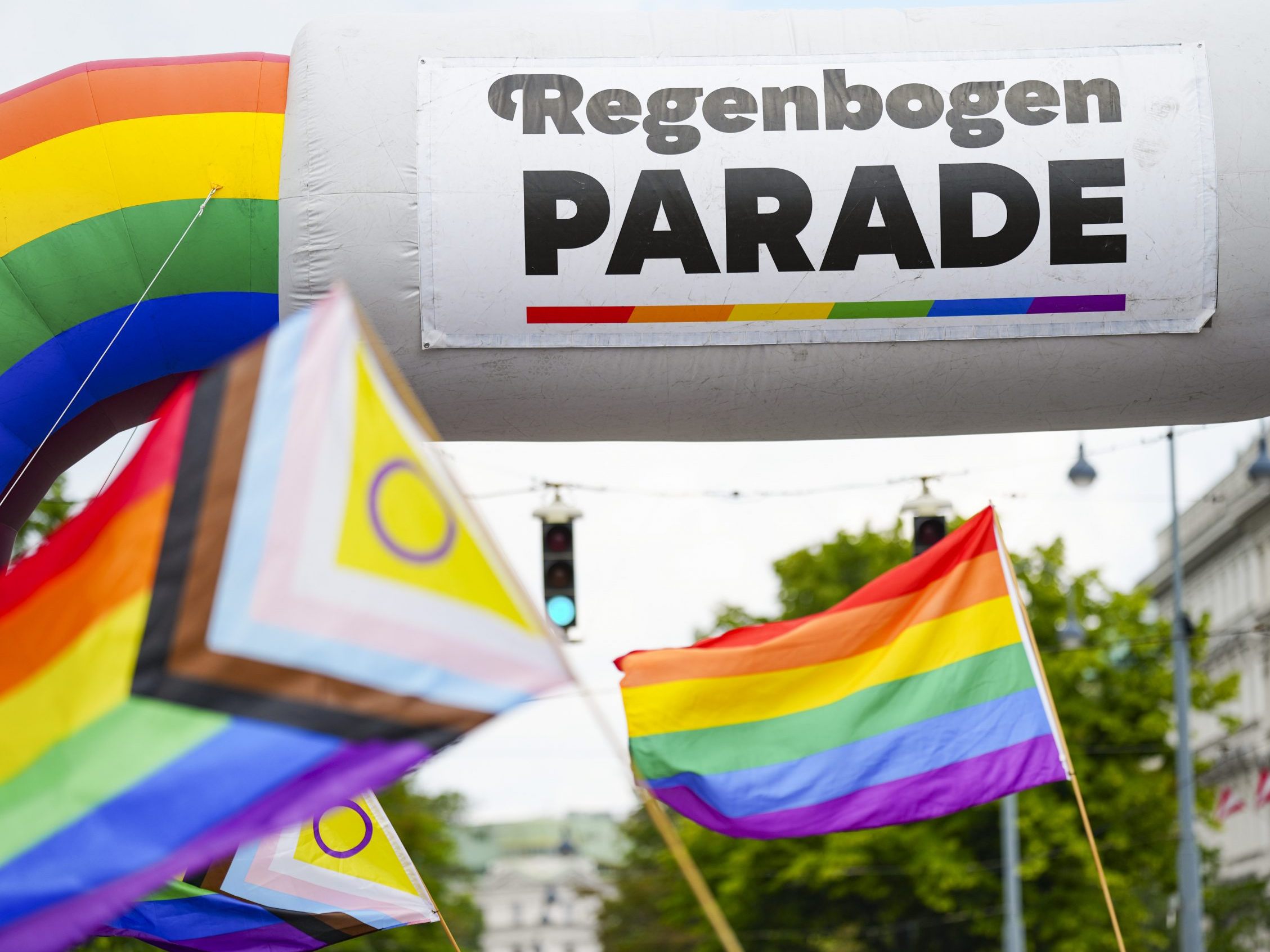 Während der Regenbogenparade kommt es zu Verzögerungen in Wien. Während der Regenbogenparade kommt es zu Verzögerungen in Wien.