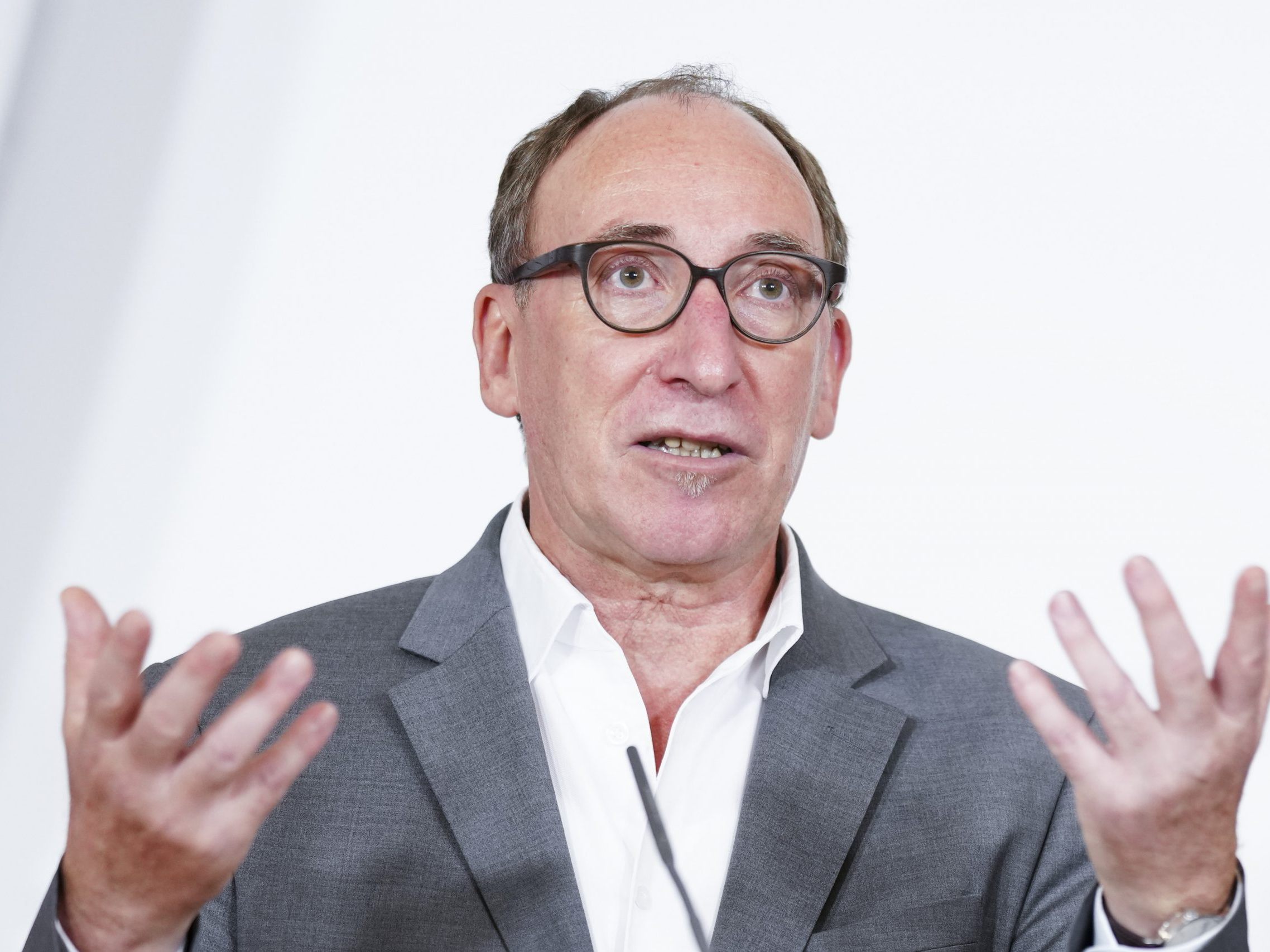 Man habe die Arbeitsbedingungen in der Pflege in den vergangenen Jahren Schritt für Schritt attraktiver gemacht, erklärte Rauch. Man habe die Arbeitsbedingungen in der Pflege in den vergangenen Jahren Schritt für Schritt attraktiver gemacht, erklärte Rauch.