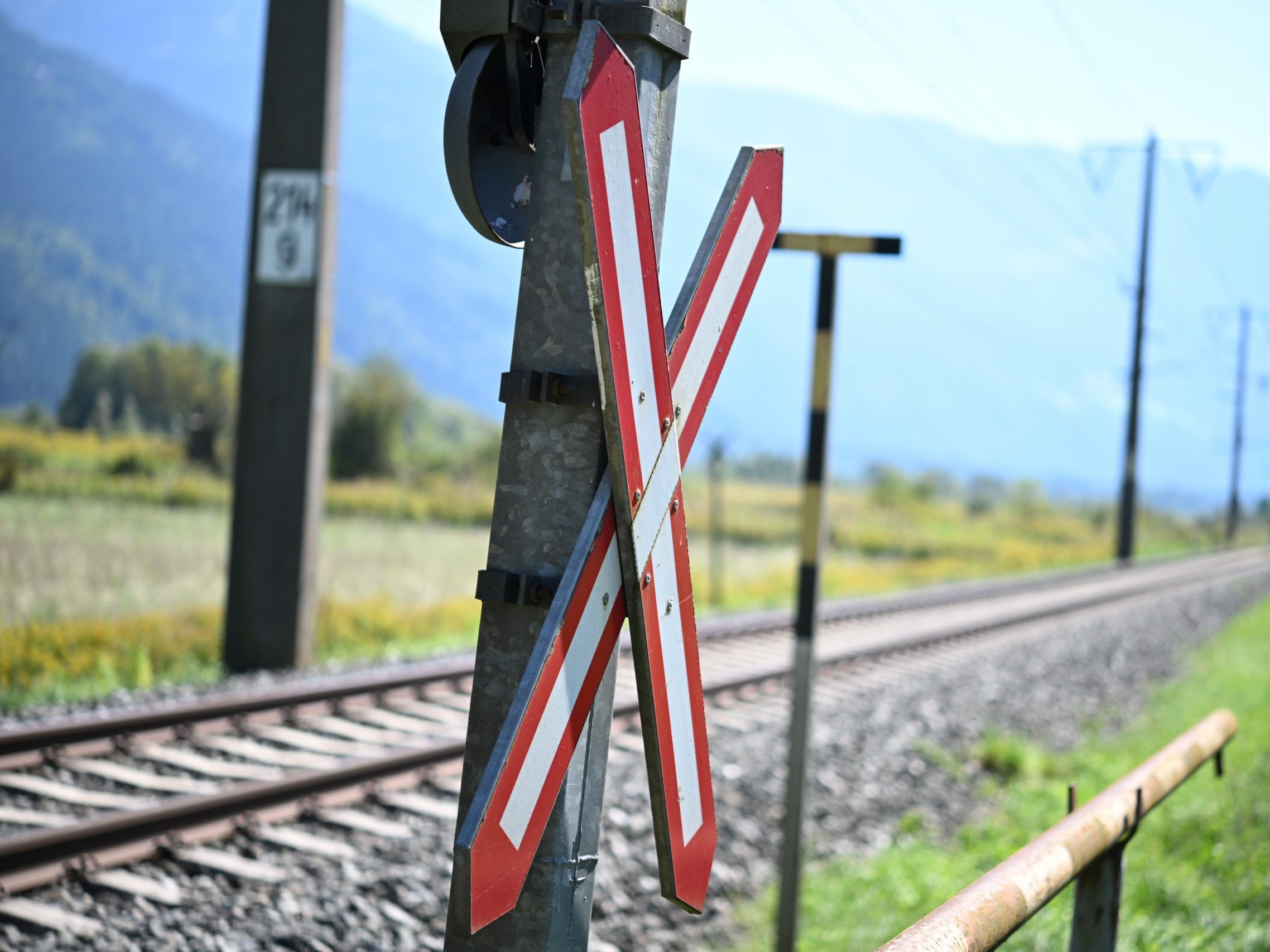 Ein Fahrzeug wurde durch den Aufprall auf die Eisenbahn-Kreuzung geschoben.