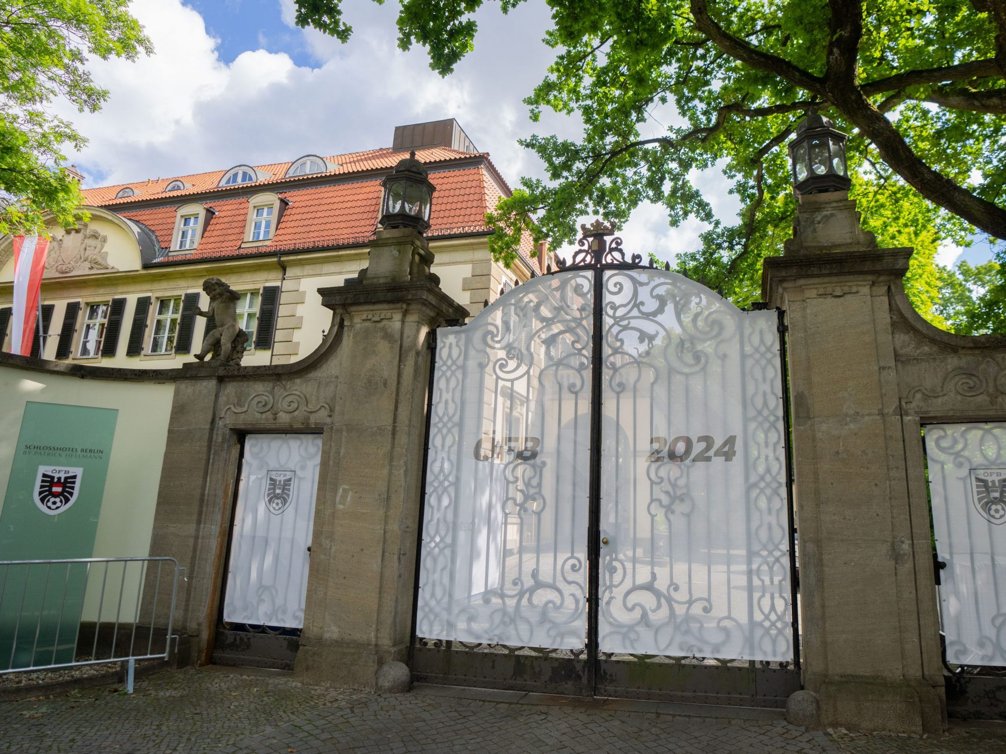 Das Schlosshotel Berlin wenige Tage vor dem Start der Fußball-EM.