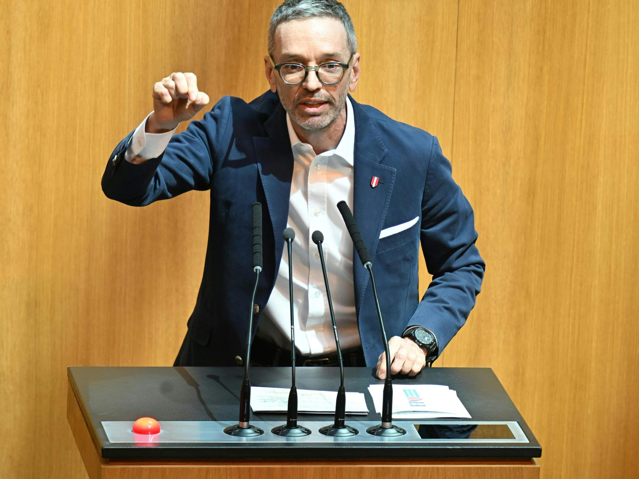 Herbert Kickl wirft Kanzler Karl Nehammer Verrat beim "Verbrennerverbot" vor.